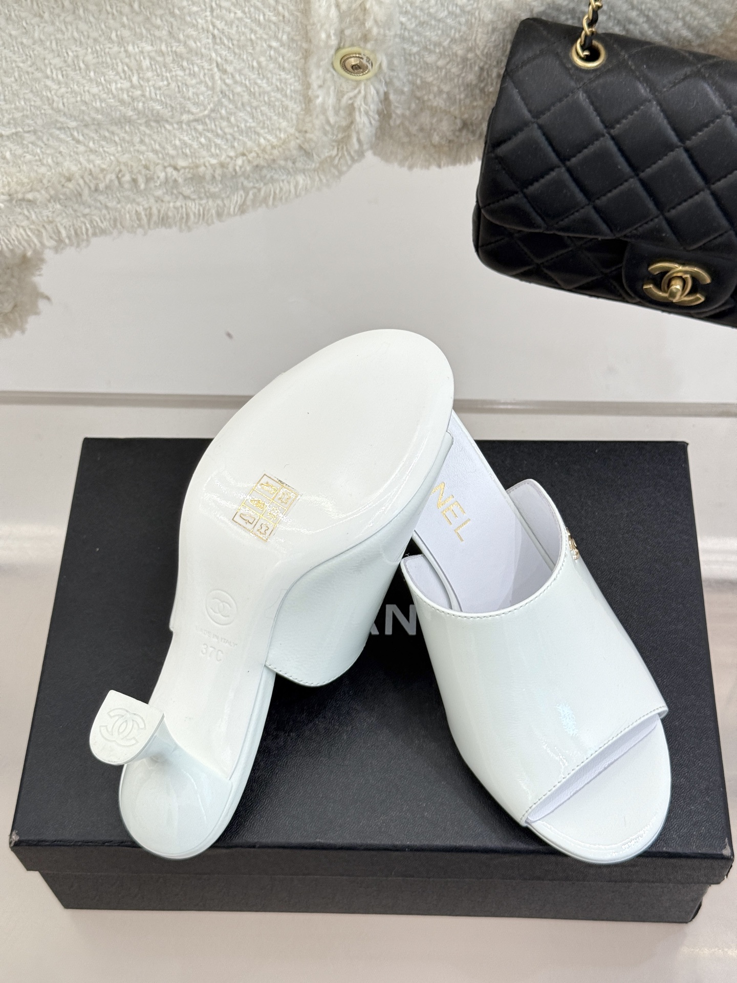 
CHANE* ｜小香25。春夏新品走秀款双C高跟拖鞋
走秀主推款🔥这季太好看了😍 整体设计简约大气又耐