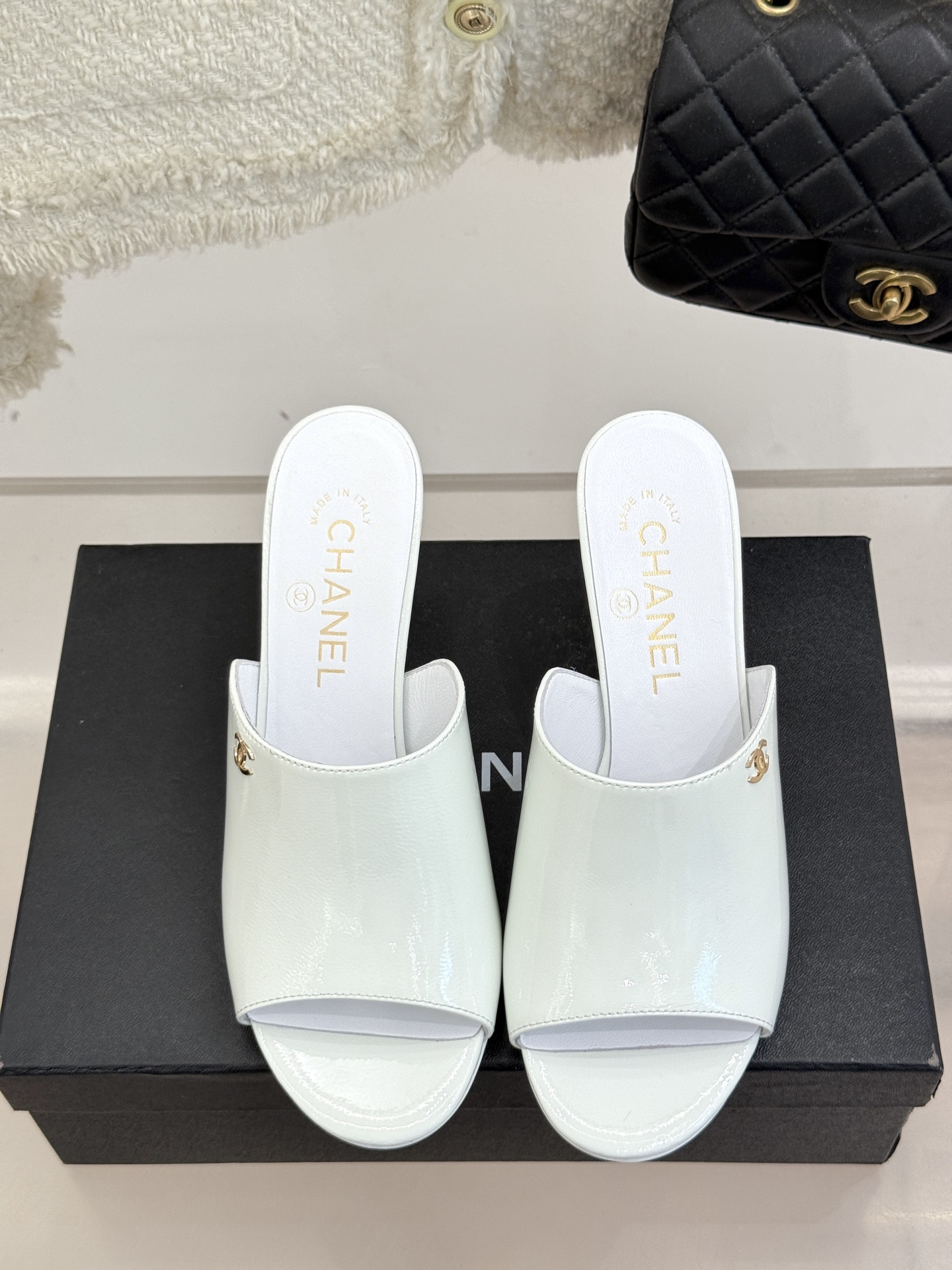 
CHANE* ｜小香25。春夏新品走秀款双C高跟拖鞋
走秀主推款🔥这季太好看了😍 整体设计简约大气又耐
