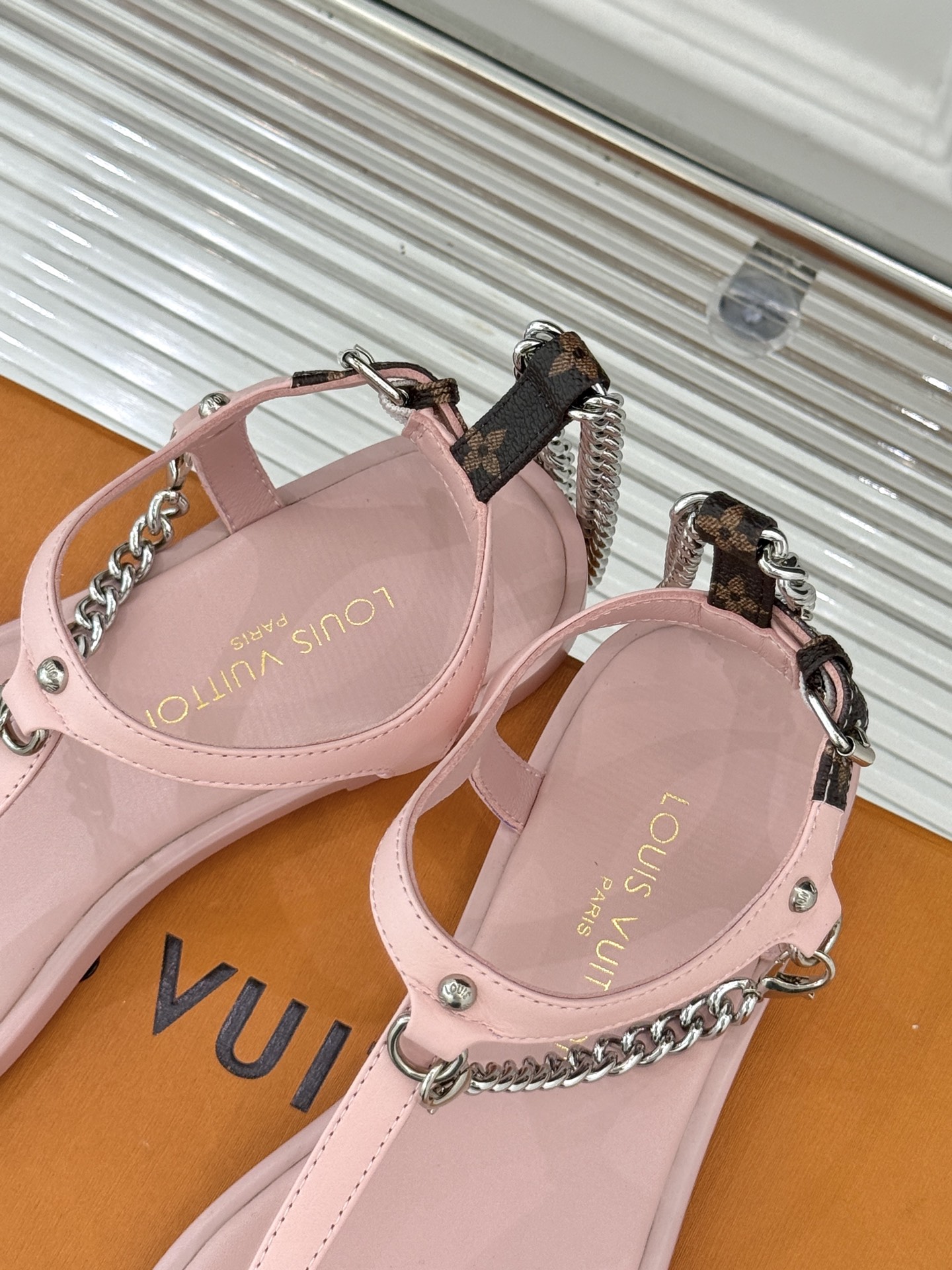 
L*V驴家25s春夏新品度假风复古
链条平底夹脚凉鞋
链条搭配链条元素设计 低调奢华
解锁专属于你的夏