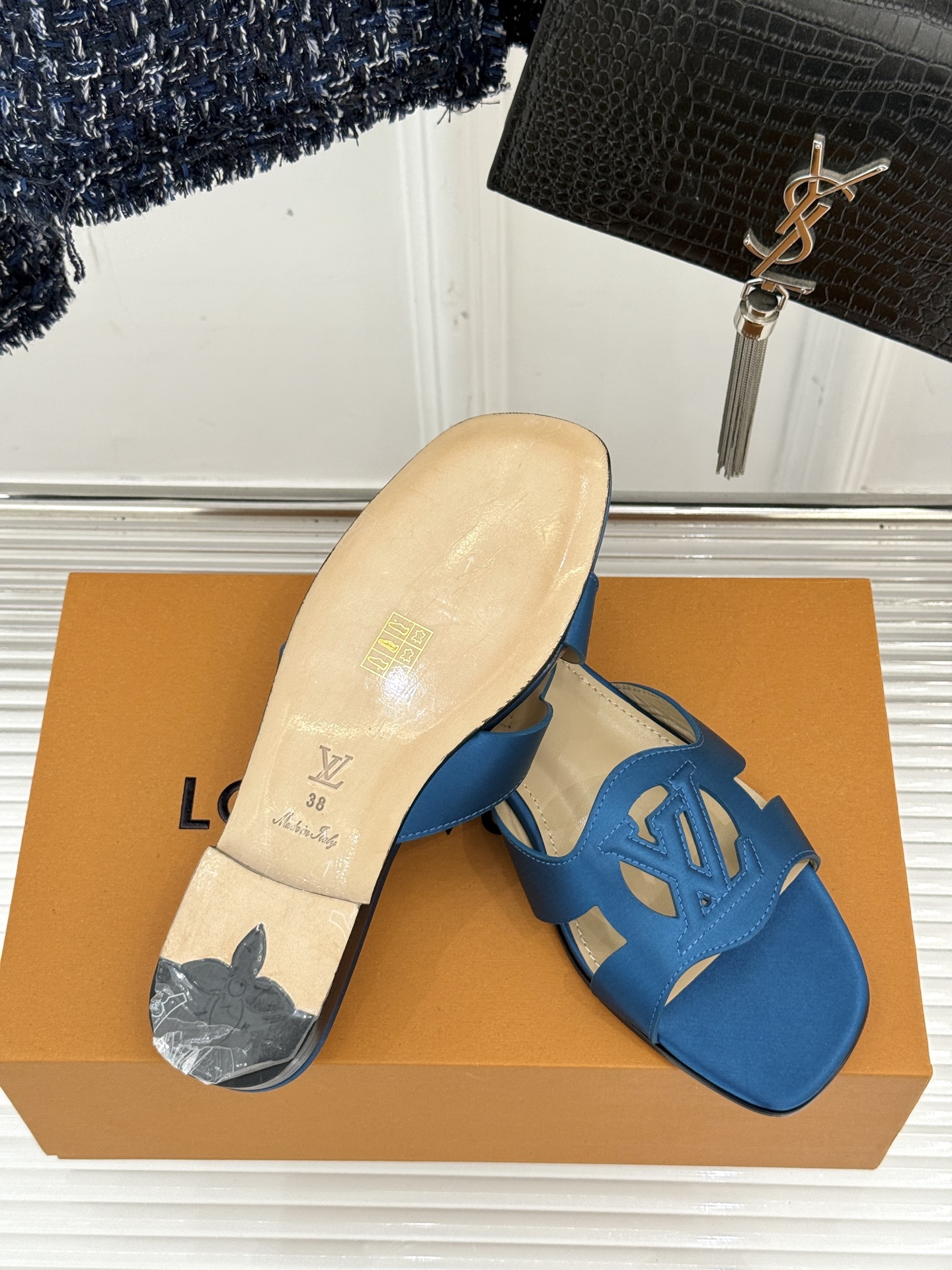 
LV驴牌 经典爆款镂空拖鞋
简约大气  质感高级  
镂空大logo标志  
颇具品牌辨识度！
面料采