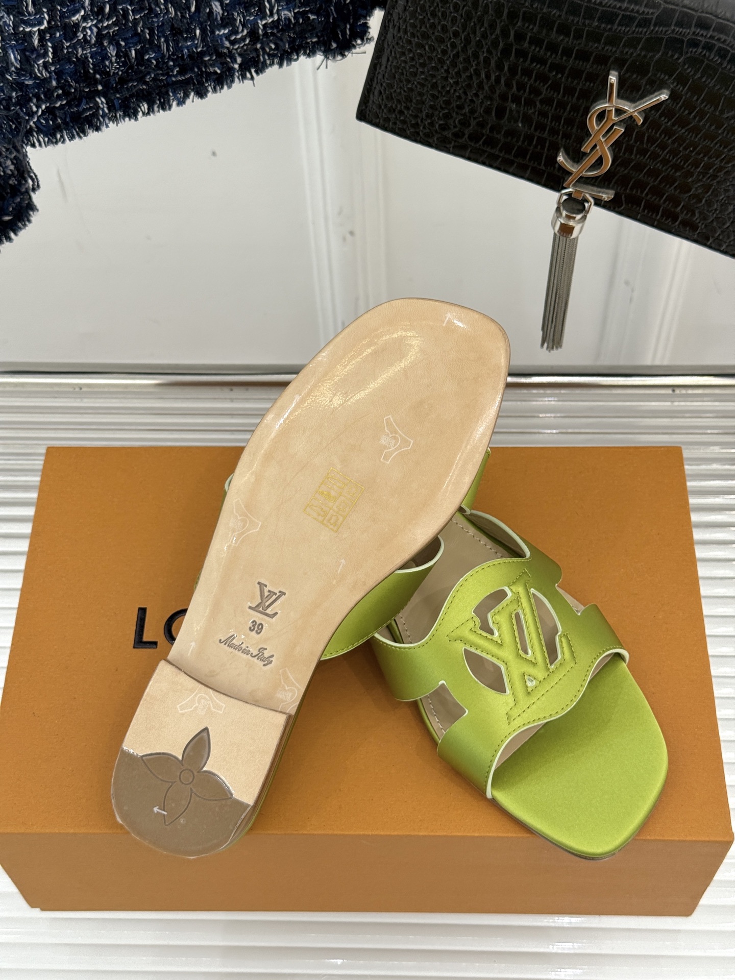 
LV驴牌 经典爆款镂空拖鞋
简约大气  质感高级  
镂空大logo标志  
颇具品牌辨识度！
面料采