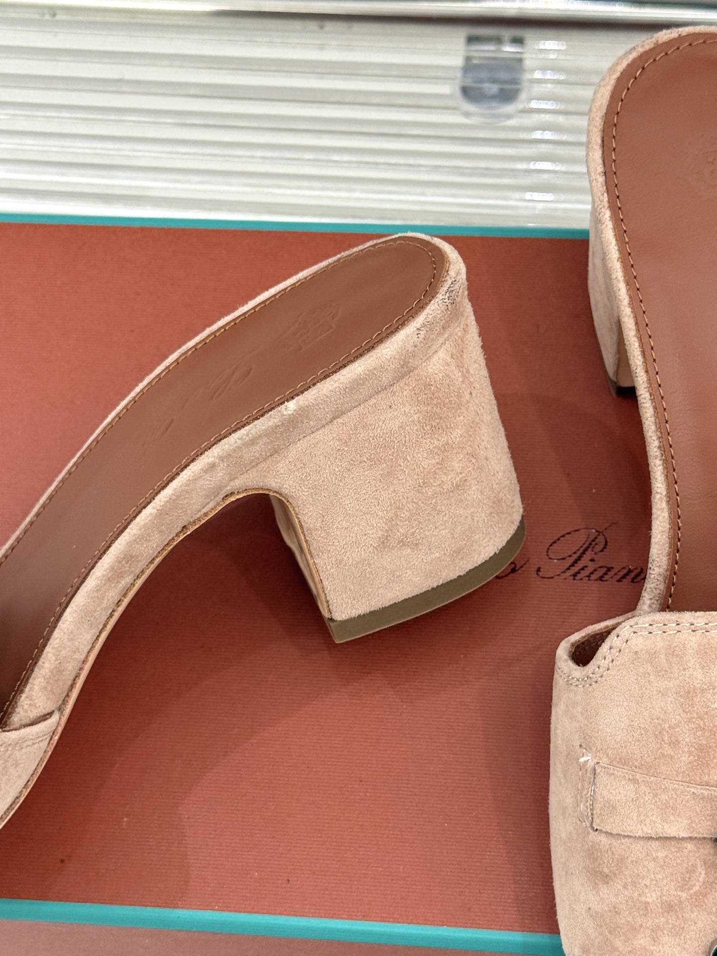
Loro Piana/ LP 经典复古绝美
吊坠粗跟平底拖鞋
简约即时髦 松弛的高级感
感受夏日感高级