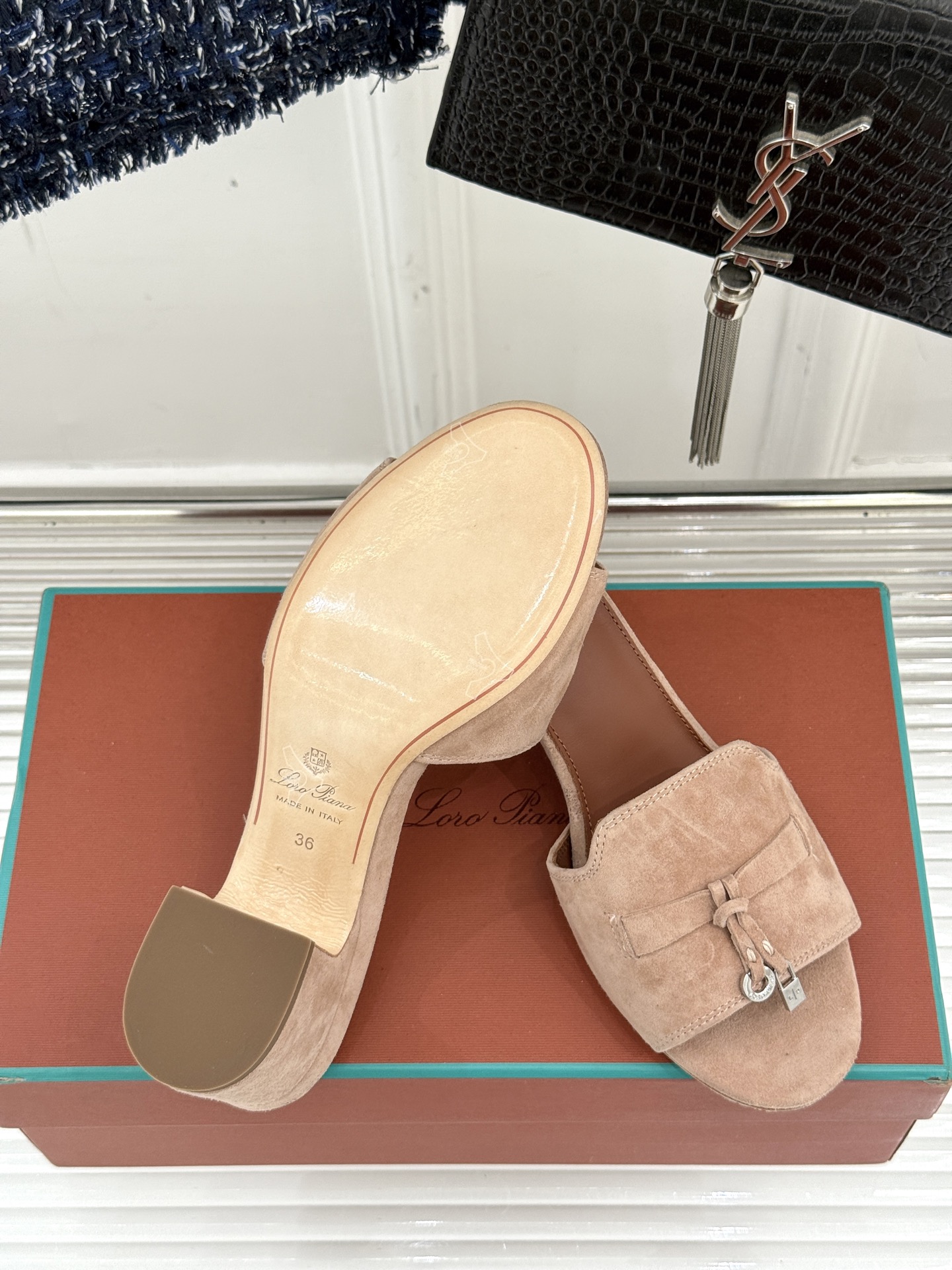 
Loro Piana/ LP 经典复古绝美
吊坠粗跟平底拖鞋
简约即时髦 松弛的高级感
感受夏日感高级