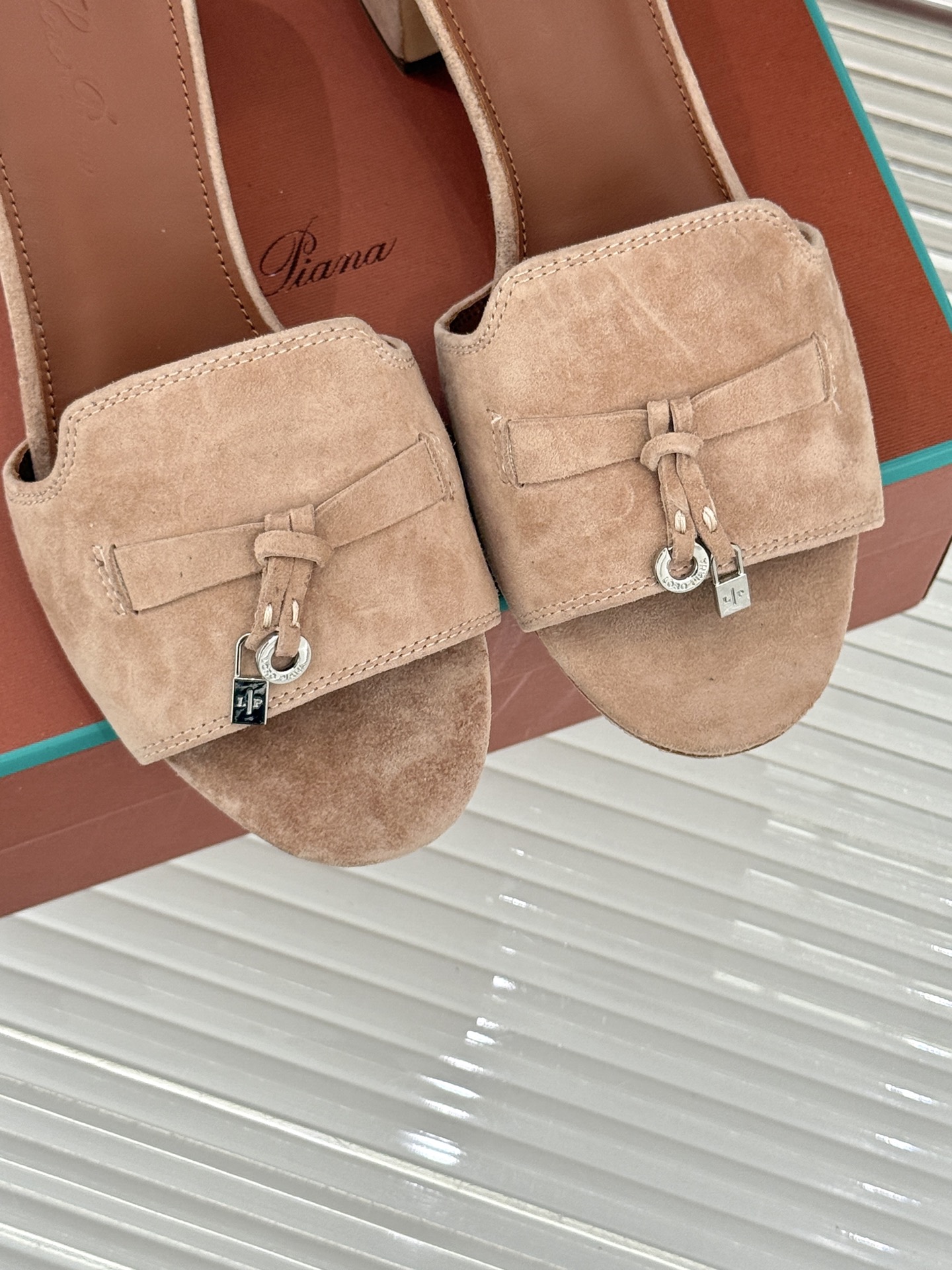 
Loro Piana/ LP 经典复古绝美
吊坠粗跟平底拖鞋
简约即时髦 松弛的高级感
感受夏日感高级