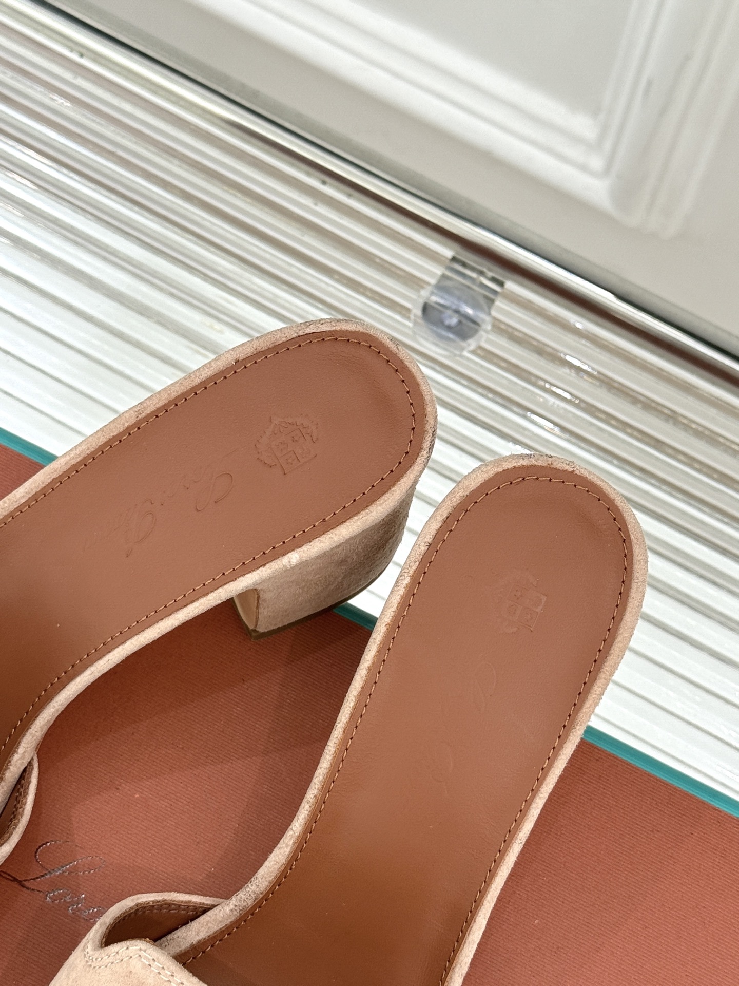 
Loro Piana/ LP 经典复古绝美
吊坠粗跟平底拖鞋
简约即时髦 松弛的高级感
感受夏日感高级
