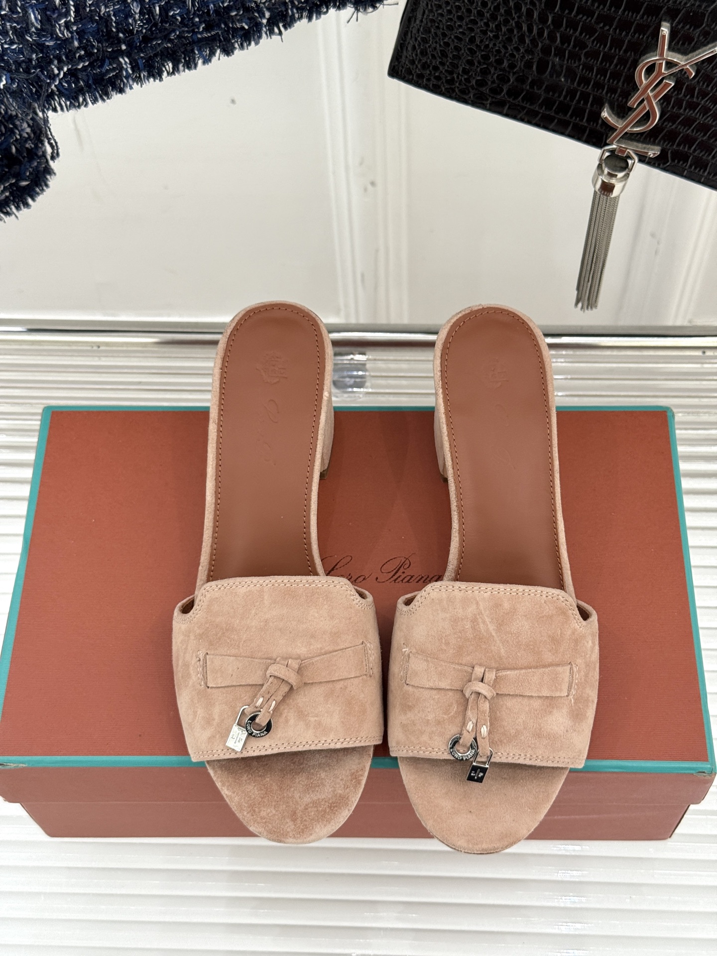 
Loro Piana/ LP 经典复古绝美
吊坠粗跟平底拖鞋
简约即时髦 松弛的高级感
感受夏日感高级