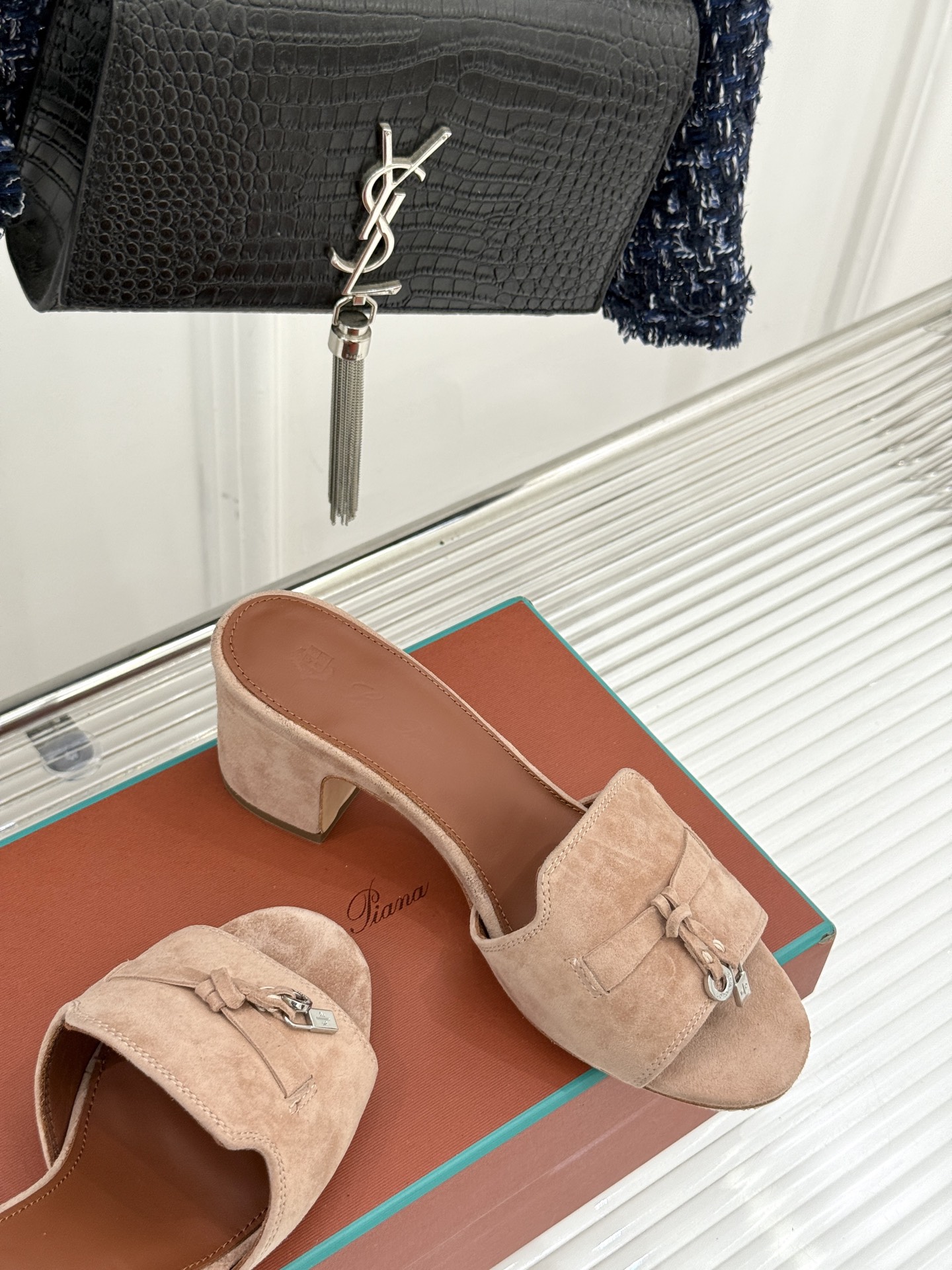
Loro Piana/ LP 经典复古绝美
吊坠粗跟平底拖鞋
简约即时髦 松弛的高级感
感受夏日感高级