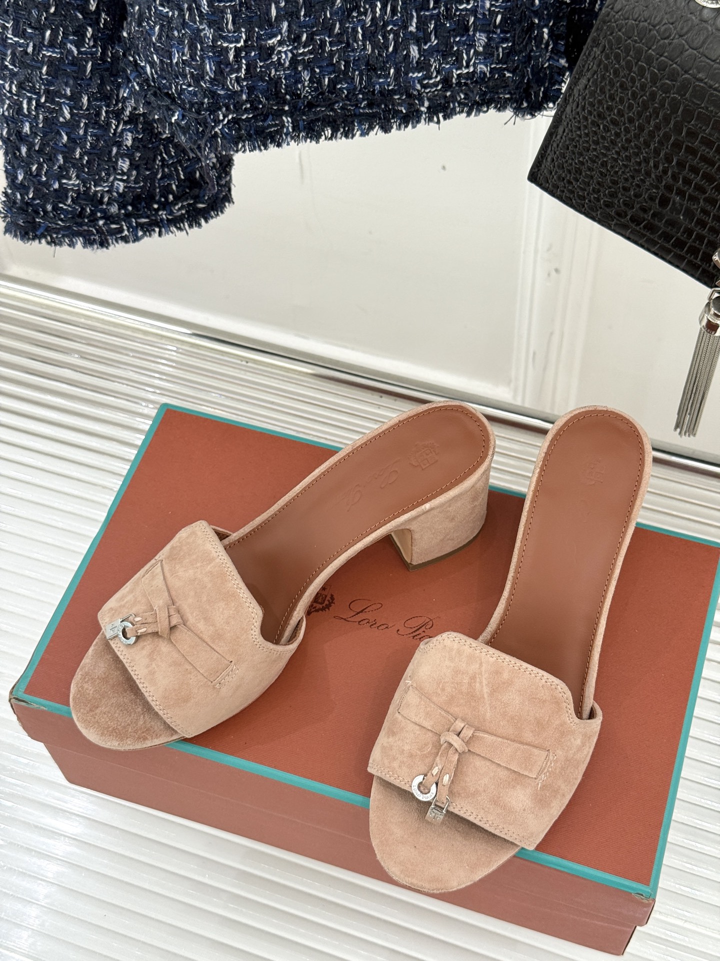 
Loro Piana/ LP 经典复古绝美
吊坠粗跟平底拖鞋
简约即时髦 松弛的高级感
感受夏日感高级
