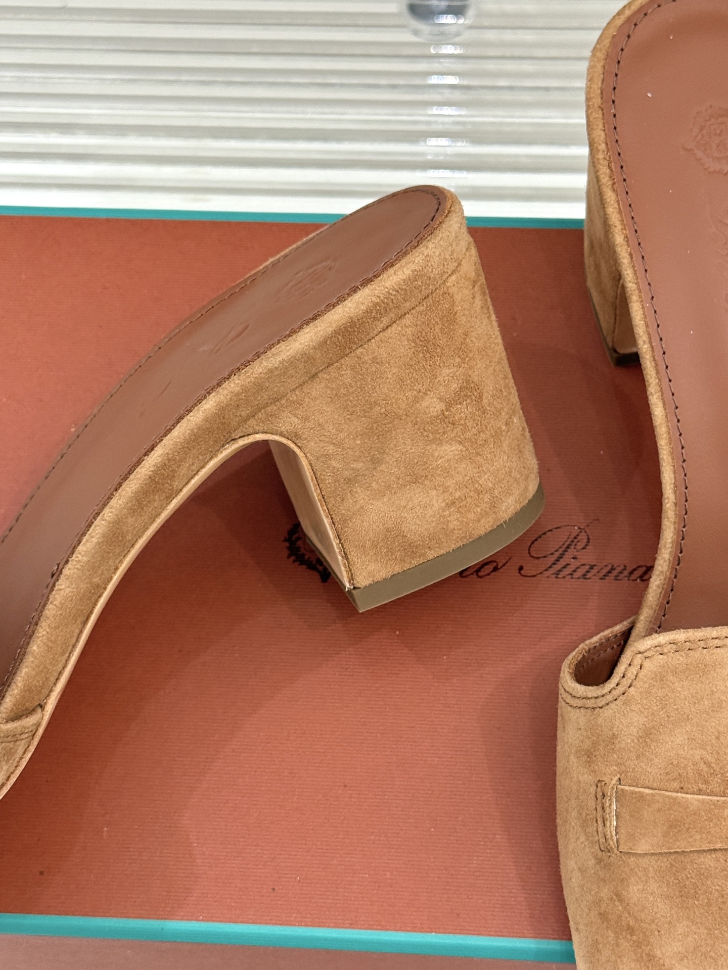 
Loro Piana/ LP 经典复古绝美
吊坠粗跟平底拖鞋
简约即时髦 松弛的高级感
感受夏日感高级