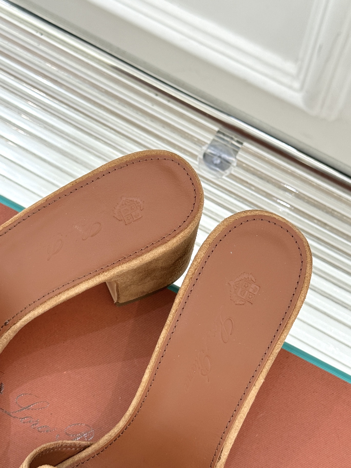 
Loro Piana/ LP 经典复古绝美
吊坠粗跟平底拖鞋
简约即时髦 松弛的高级感
感受夏日感高级