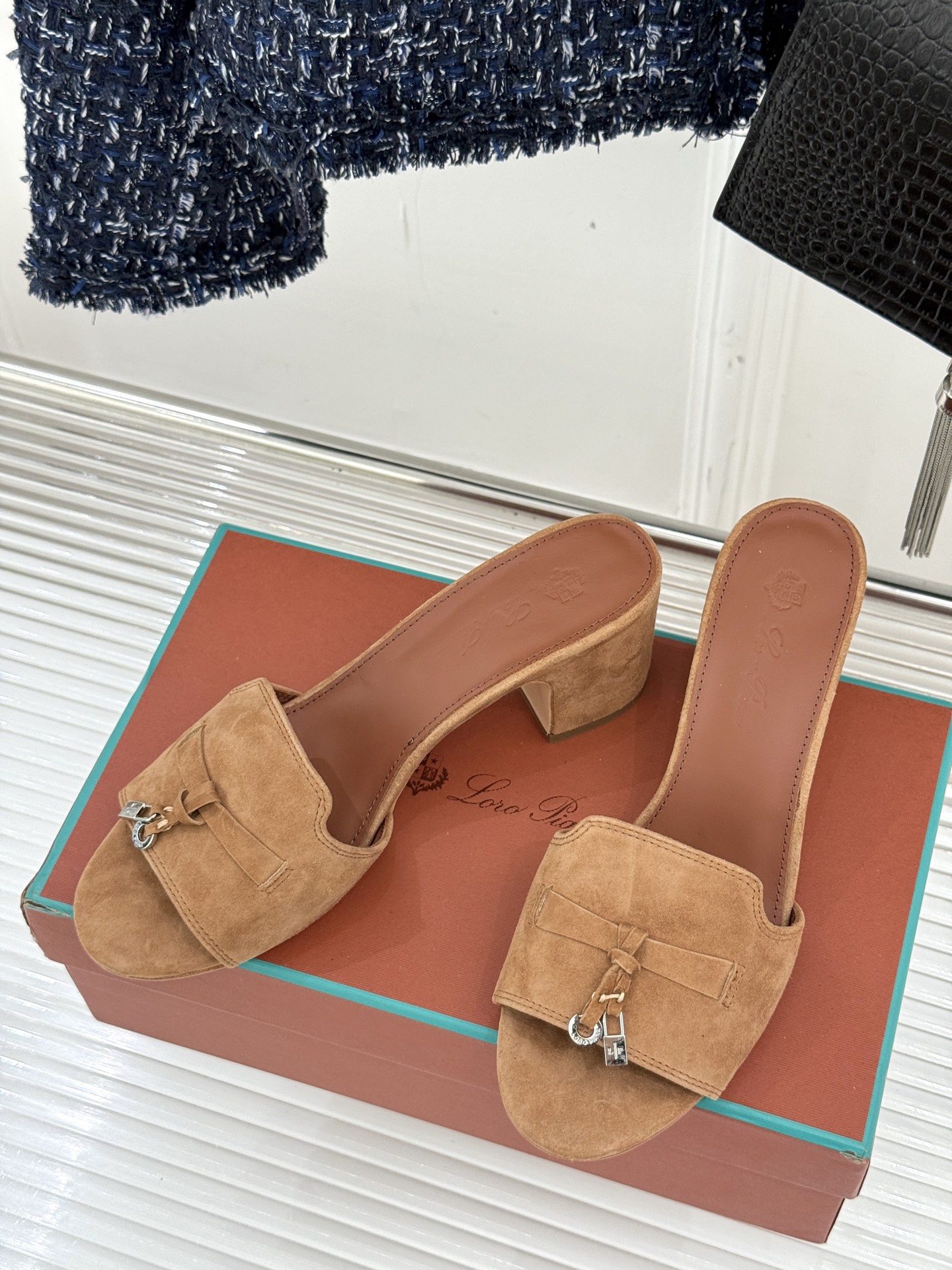 
Loro Piana/ LP 经典复古绝美
吊坠粗跟平底拖鞋
简约即时髦 松弛的高级感
感受夏日感高级