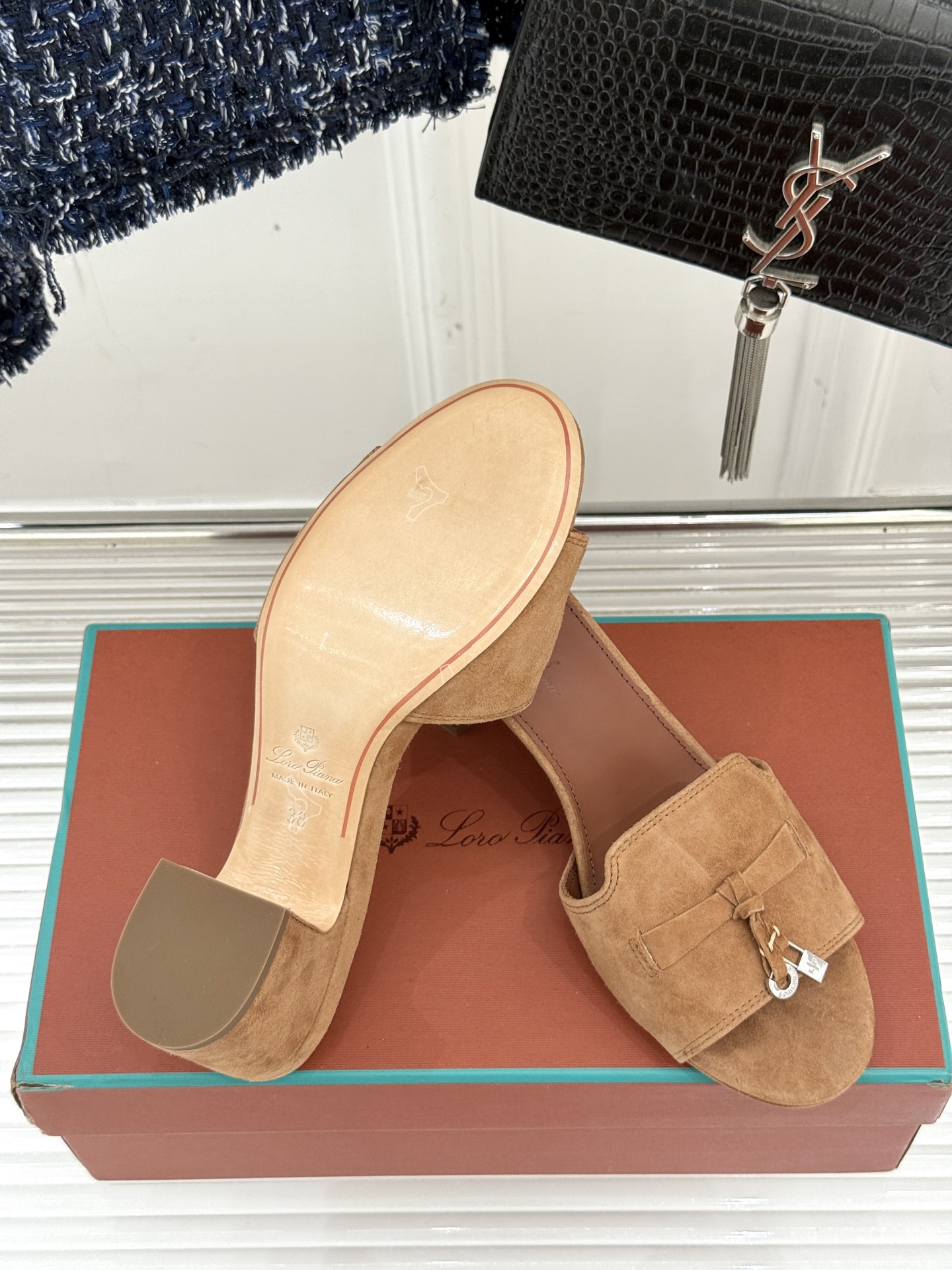 
Loro Piana/ LP 经典复古绝美
吊坠粗跟平底拖鞋
简约即时髦 松弛的高级感
感受夏日感高级