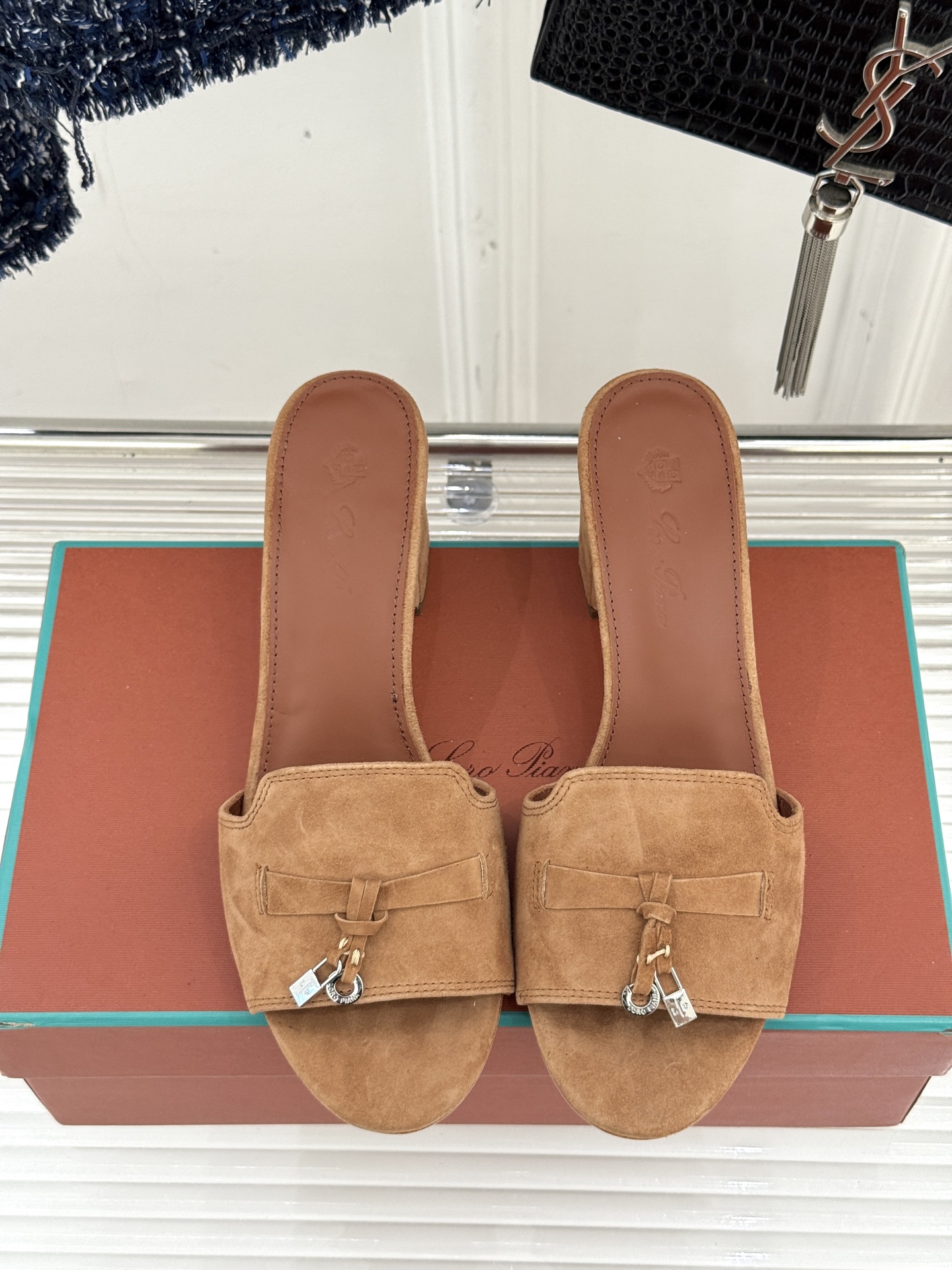 
Loro Piana/ LP 经典复古绝美
吊坠粗跟平底拖鞋
简约即时髦 松弛的高级感
感受夏日感高级