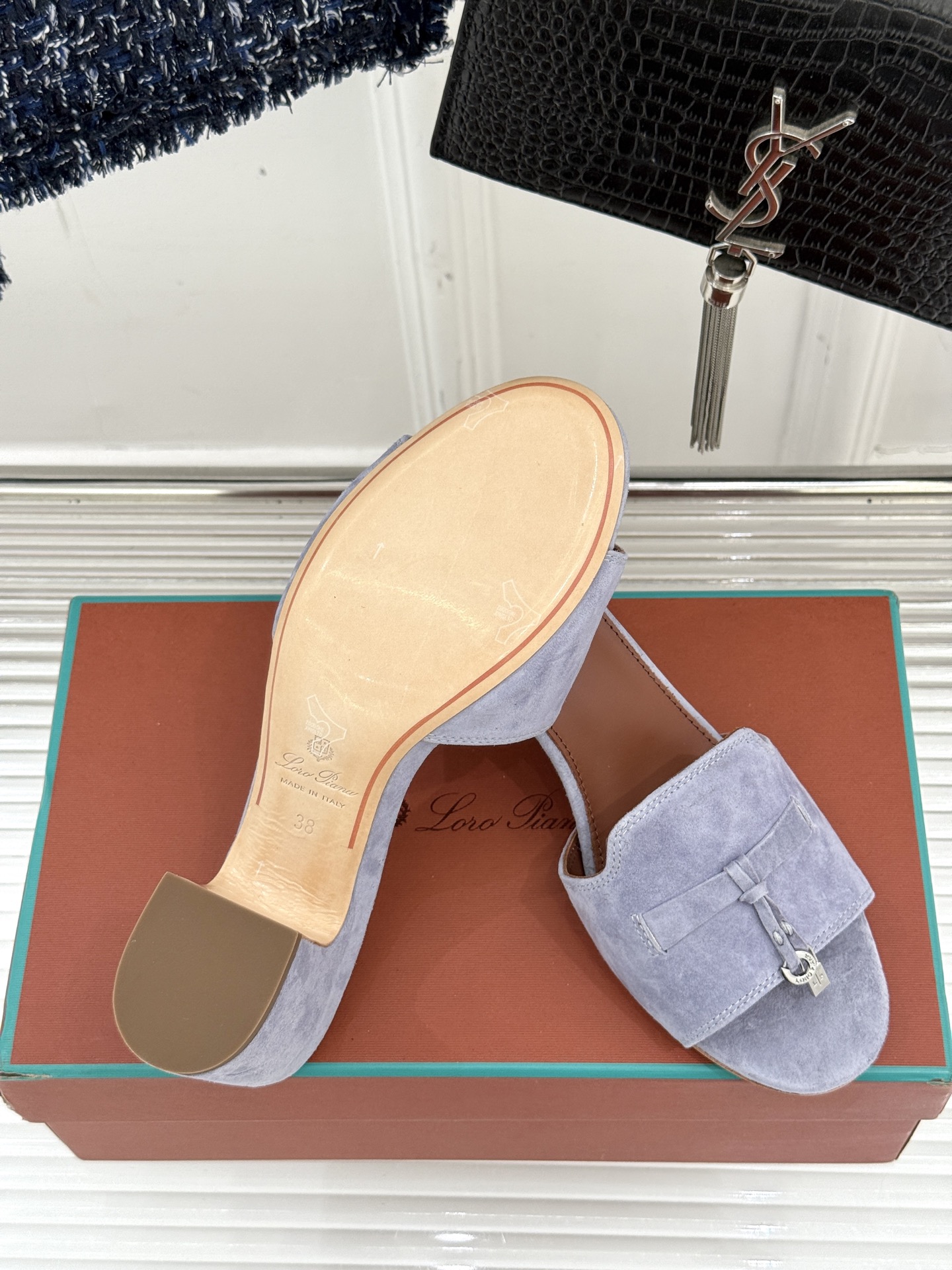 
Loro Piana/ LP 经典复古绝美
吊坠粗跟平底拖鞋
简约即时髦 松弛的高级感
感受夏日感高级