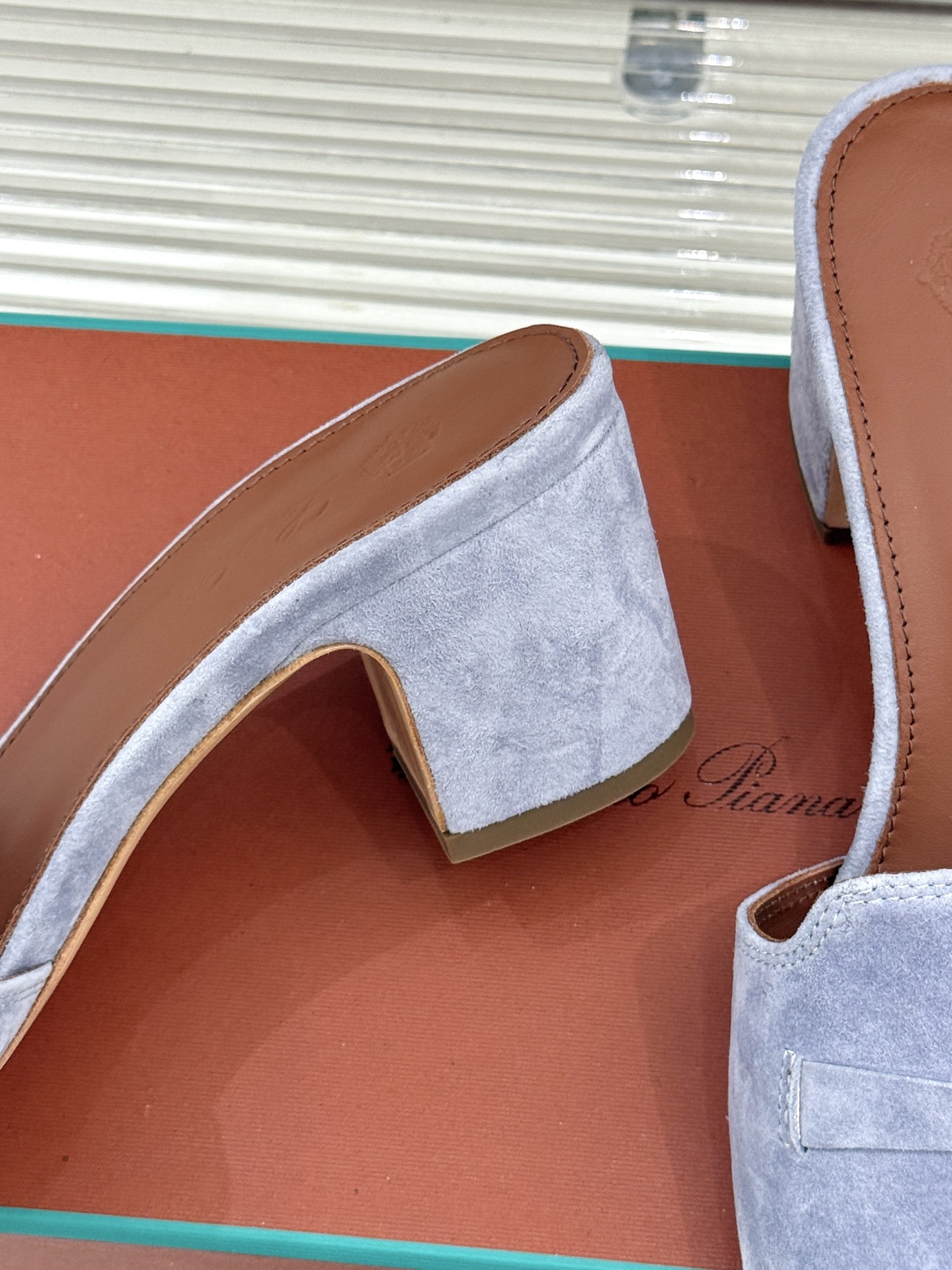 
Loro Piana/ LP 经典复古绝美
吊坠粗跟平底拖鞋
简约即时髦 松弛的高级感
感受夏日感高级