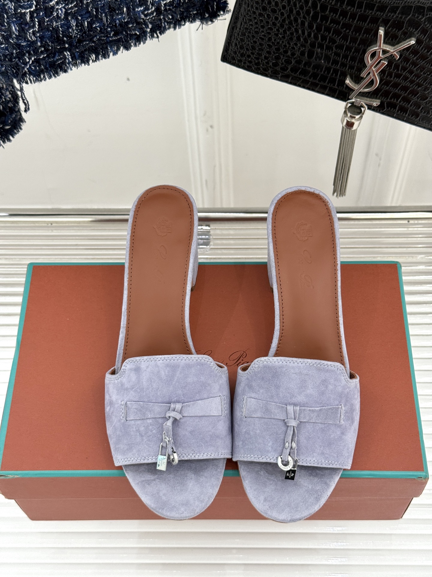 
Loro Piana/ LP 经典复古绝美
吊坠粗跟平底拖鞋
简约即时髦 松弛的高级感
感受夏日感高级