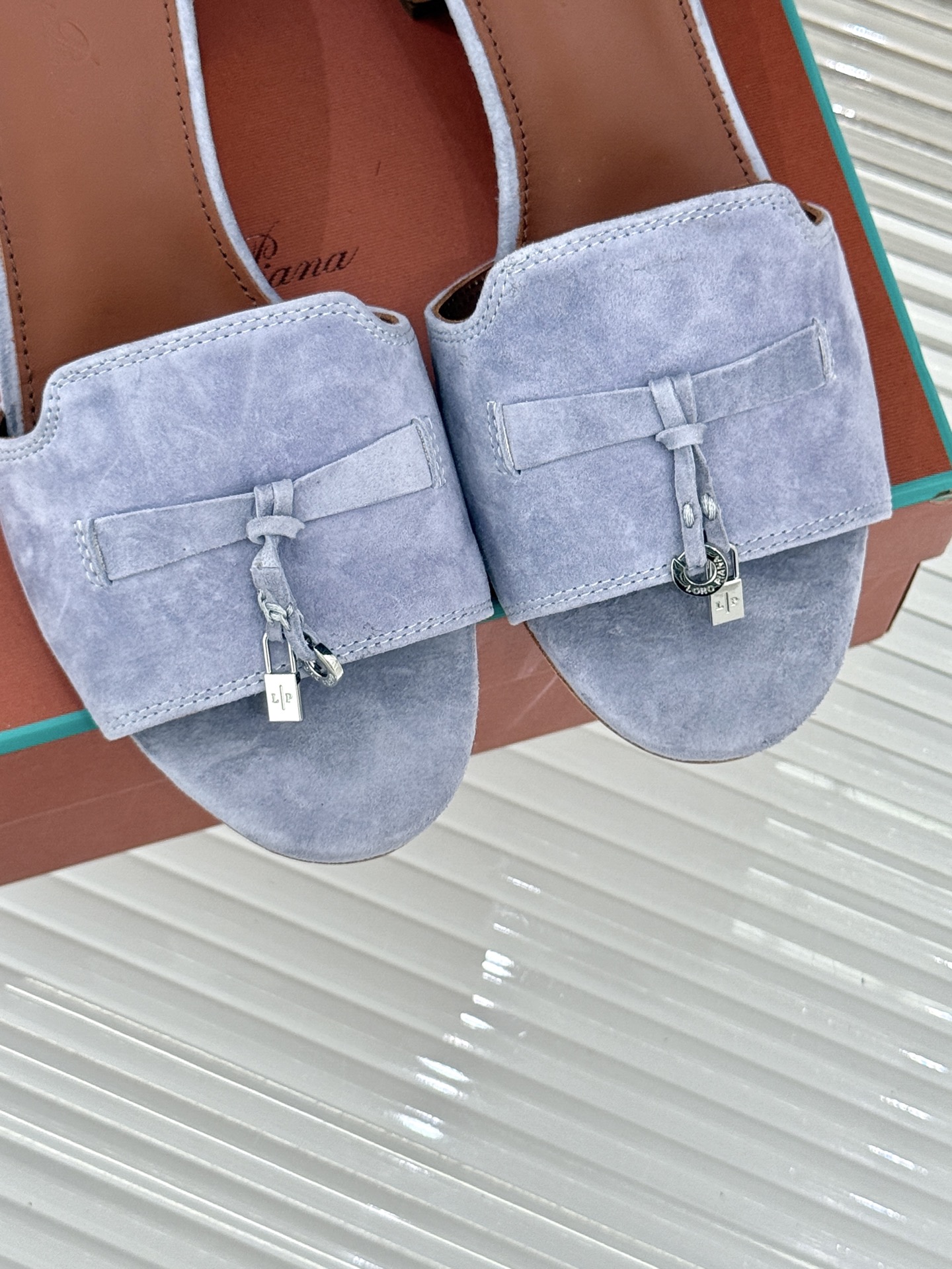 
Loro Piana/ LP 经典复古绝美
吊坠粗跟平底拖鞋
简约即时髦 松弛的高级感
感受夏日感高级