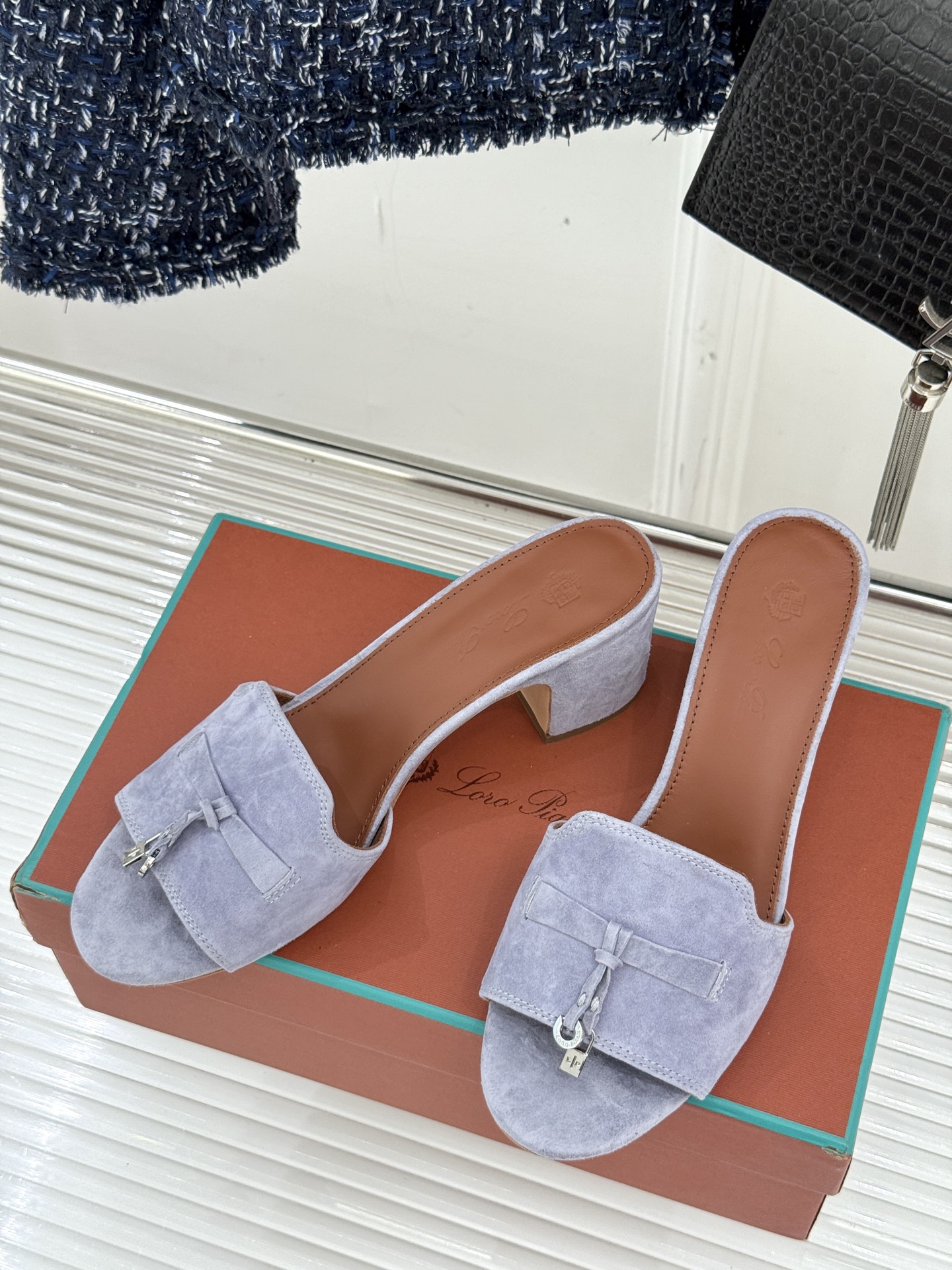 
Loro Piana/ LP 经典复古绝美
吊坠粗跟平底拖鞋
简约即时髦 松弛的高级感
感受夏日感高级