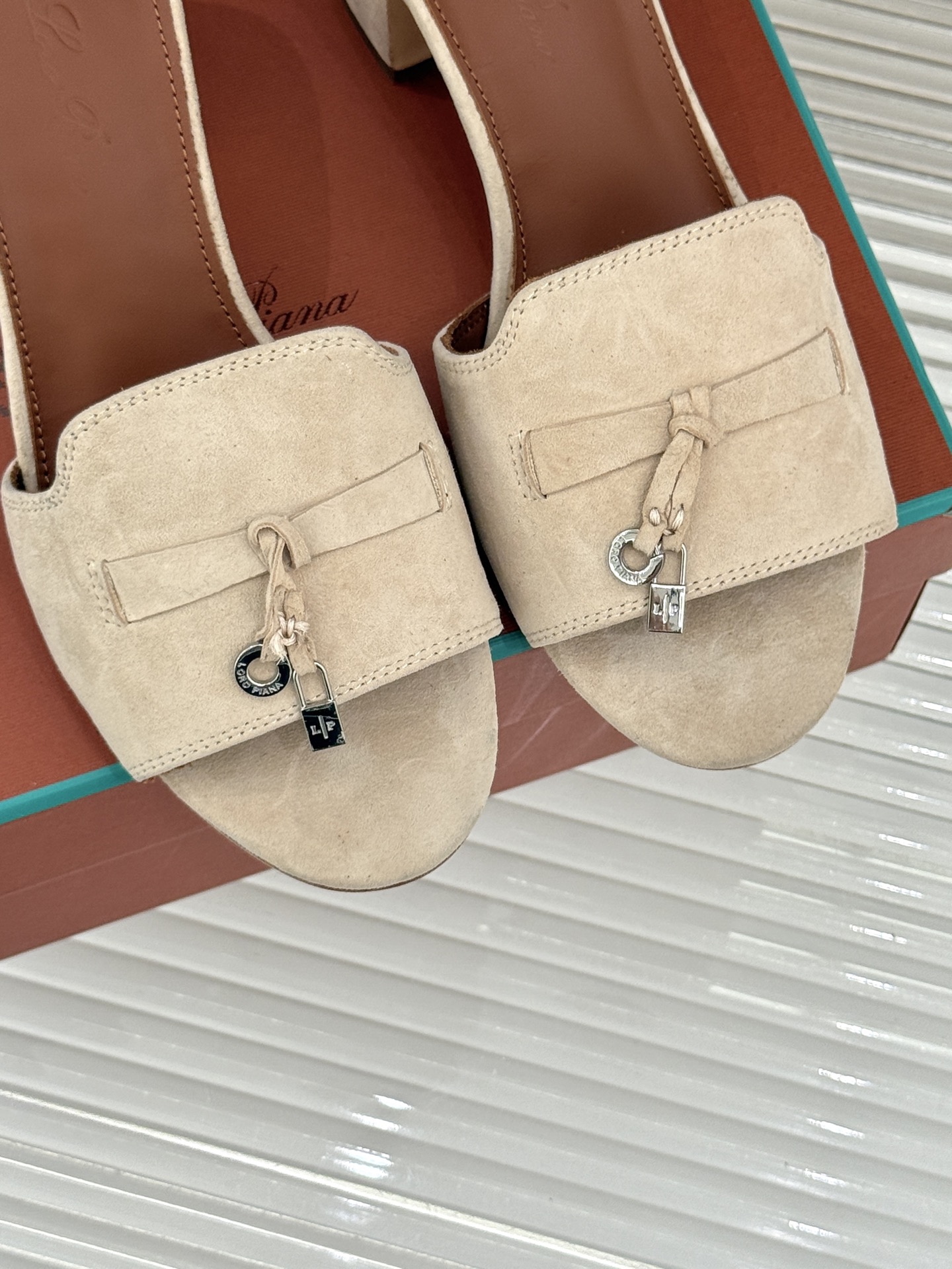 
Loro Piana/ LP 经典复古绝美
吊坠粗跟平底拖鞋
简约即时髦 松弛的高级感
感受夏日感高级