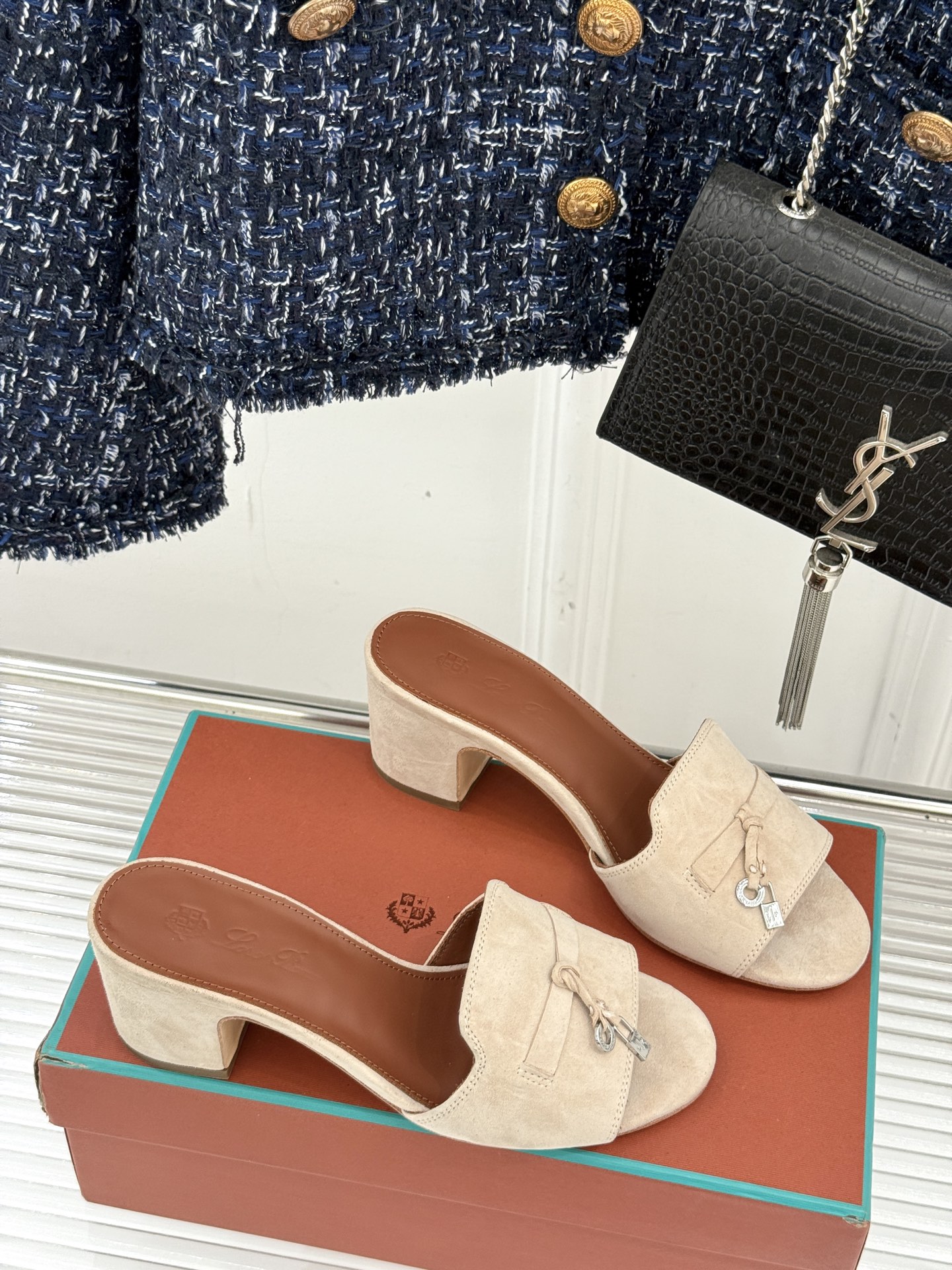 
Loro Piana/ LP 经典复古绝美
吊坠粗跟平底拖鞋
简约即时髦 松弛的高级感
感受夏日感高级