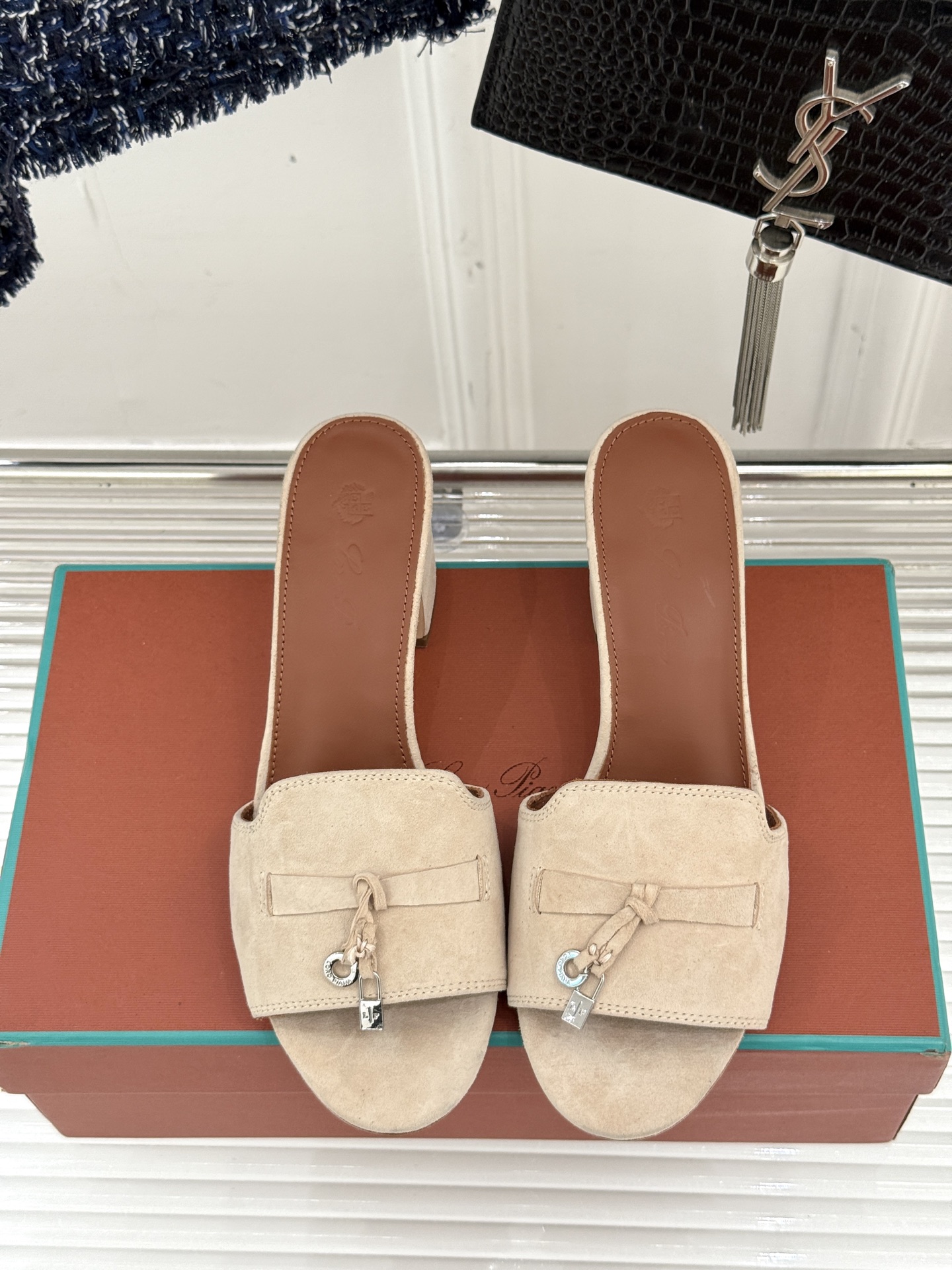
Loro Piana/ LP 经典复古绝美
吊坠粗跟平底拖鞋
简约即时髦 松弛的高级感
感受夏日感高级