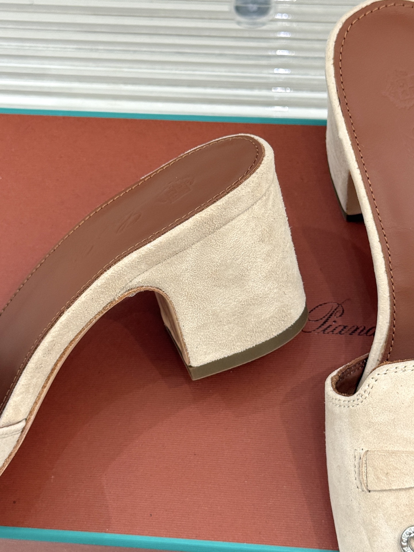 
Loro Piana/ LP 经典复古绝美
吊坠粗跟平底拖鞋
简约即时髦 松弛的高级感
感受夏日感高级