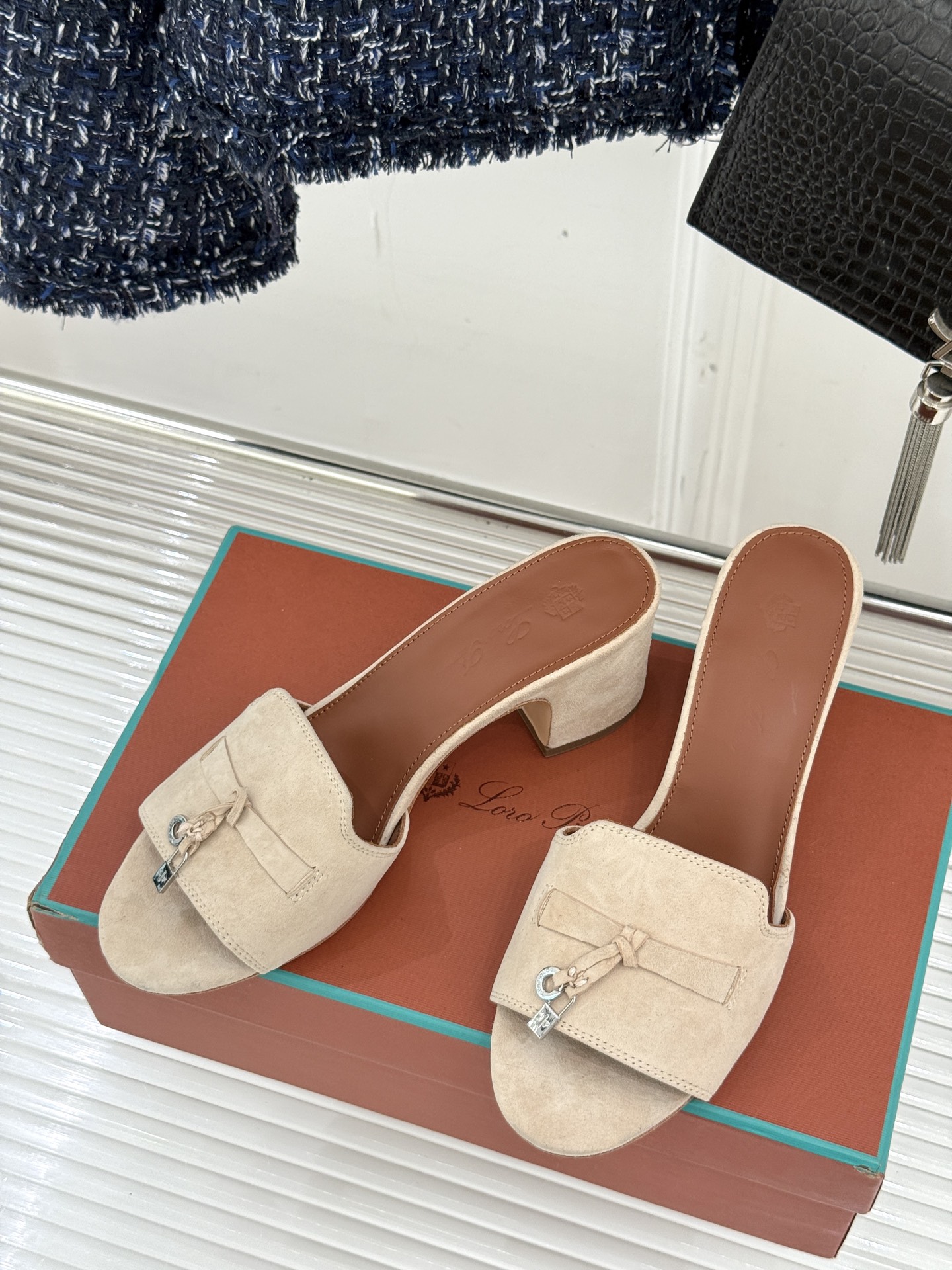 
Loro Piana/ LP 经典复古绝美
吊坠粗跟平底拖鞋
简约即时髦 松弛的高级感
感受夏日感高级