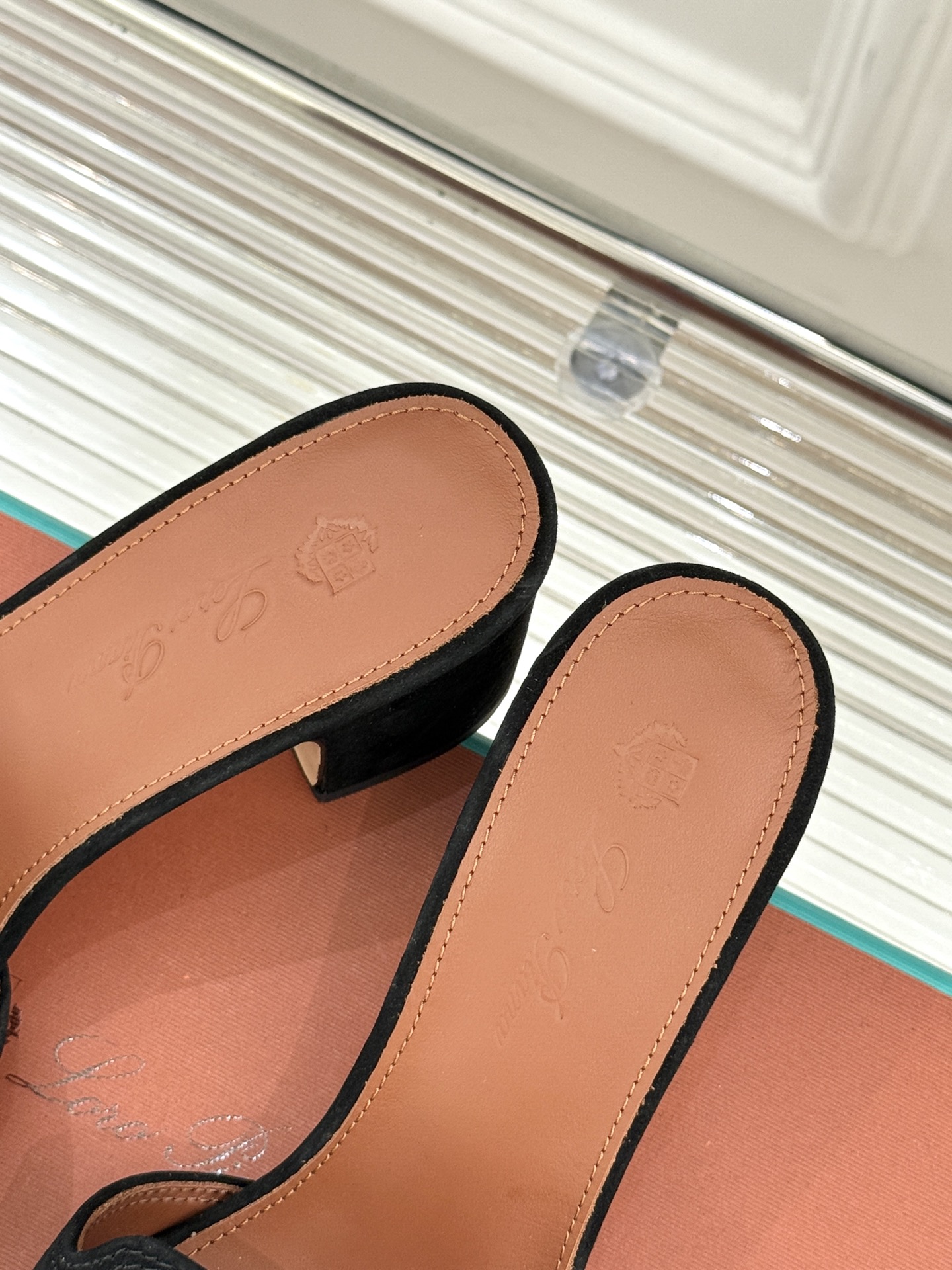 
Loro Piana/ LP 经典复古绝美
吊坠粗跟平底拖鞋
简约即时髦 松弛的高级感
感受夏日感高级