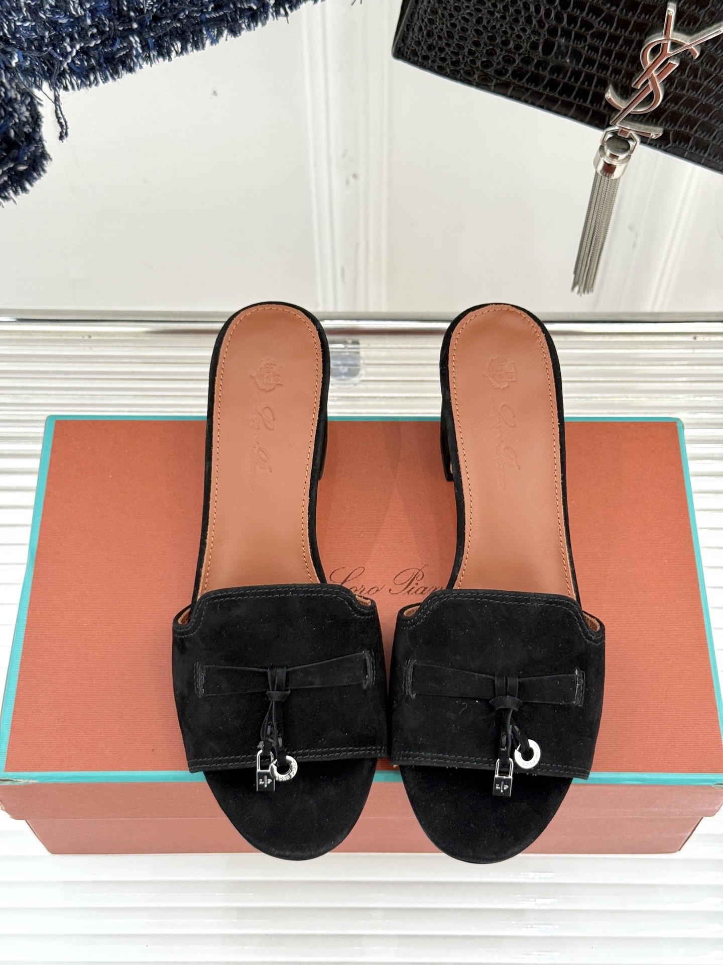 
Loro Piana/ LP 经典复古绝美
吊坠粗跟平底拖鞋
简约即时髦 松弛的高级感
感受夏日感高级