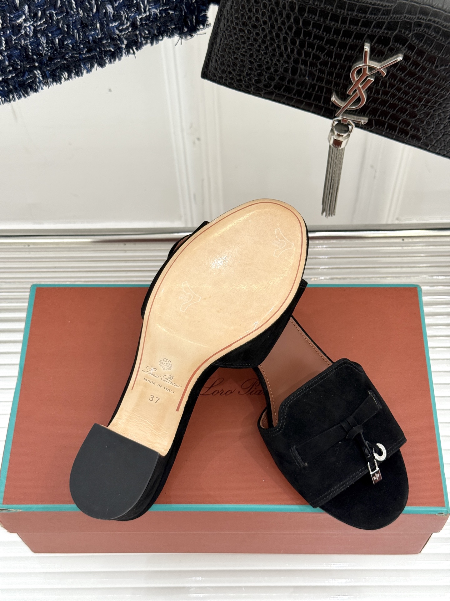 
Loro Piana/ LP 经典复古绝美
吊坠粗跟平底拖鞋
简约即时髦 松弛的高级感
感受夏日感高级