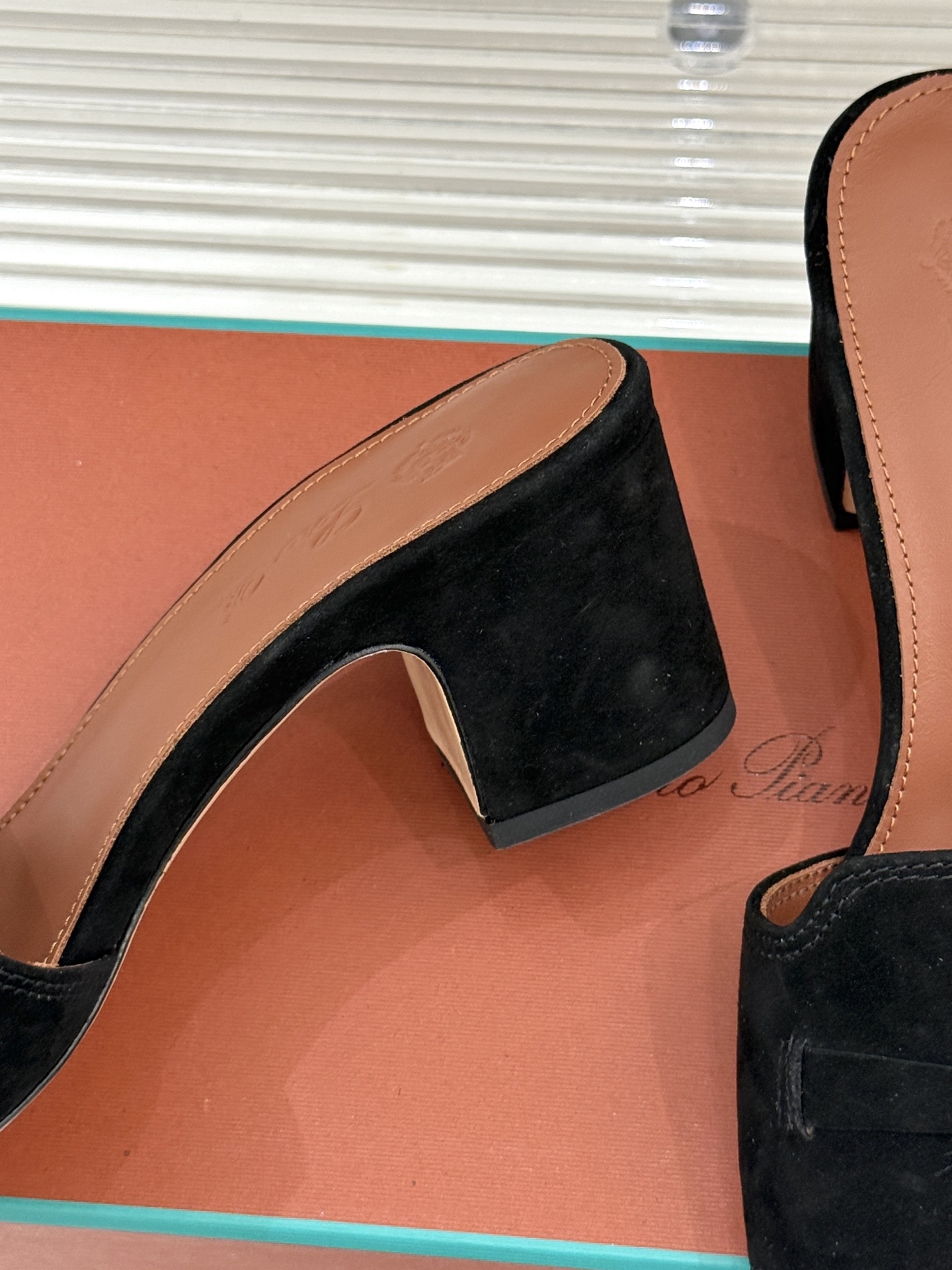 
Loro Piana/ LP 经典复古绝美
吊坠粗跟平底拖鞋
简约即时髦 松弛的高级感
感受夏日感高级