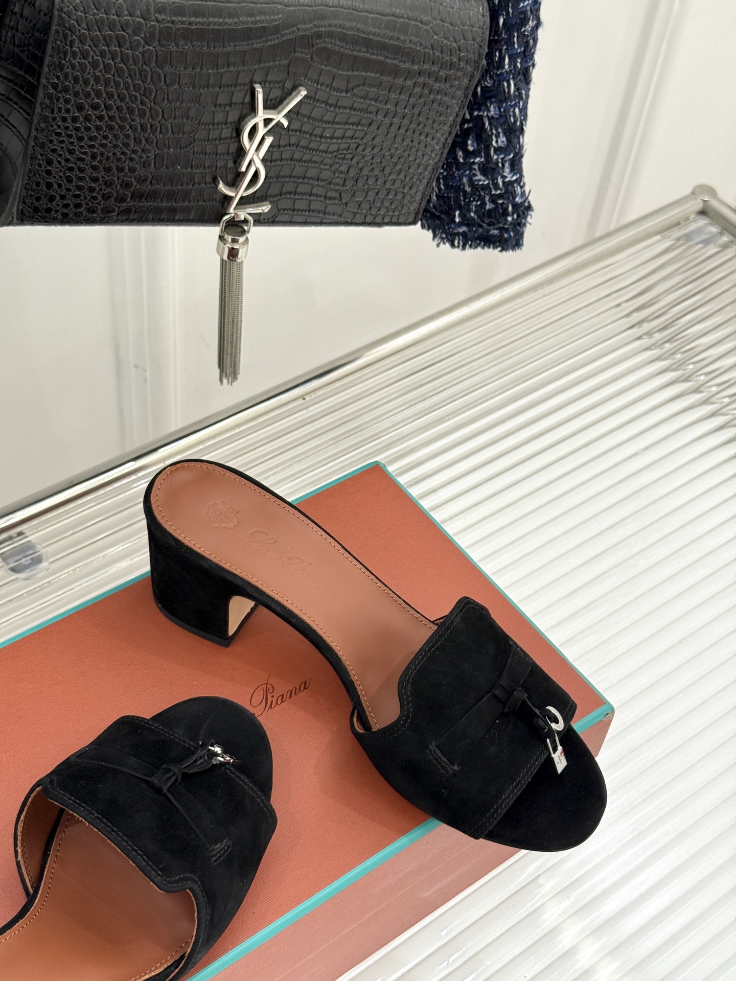 
Loro Piana/ LP 经典复古绝美
吊坠粗跟平底拖鞋
简约即时髦 松弛的高级感
感受夏日感高级