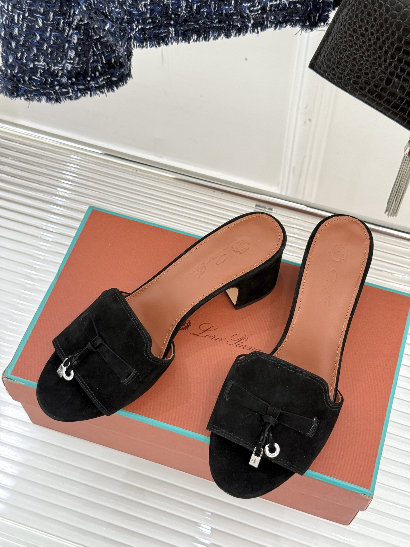 
Loro Piana/ LP 经典复古绝美
吊坠粗跟平底拖鞋
简约即时髦 松弛的高级感
感受夏日感高级
