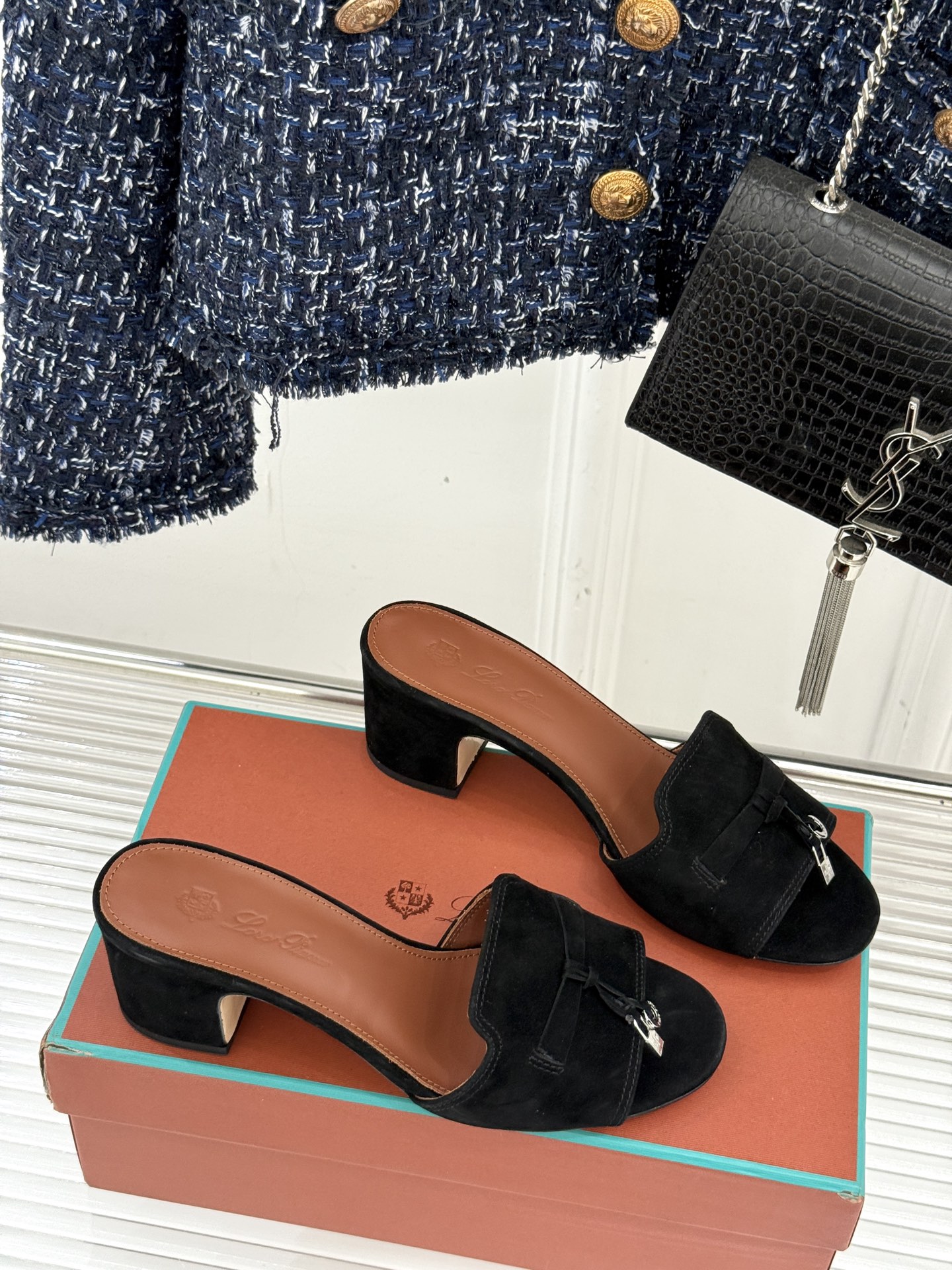 
Loro Piana/ LP 经典复古绝美
吊坠粗跟平底拖鞋
简约即时髦 松弛的高级感
感受夏日感高级