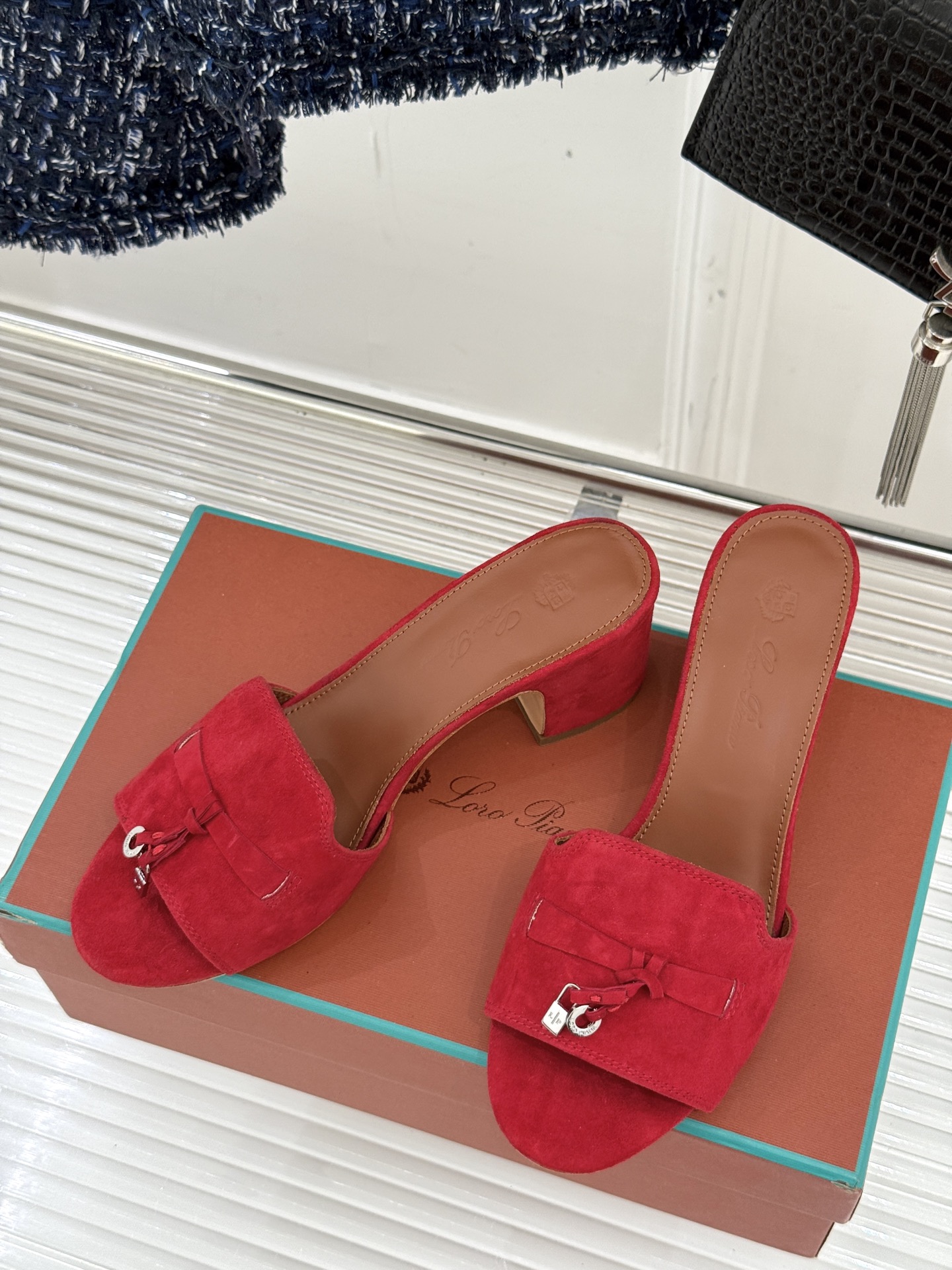 
Loro Piana/ LP 经典复古绝美
吊坠粗跟平底拖鞋
简约即时髦 松弛的高级感
感受夏日感高级