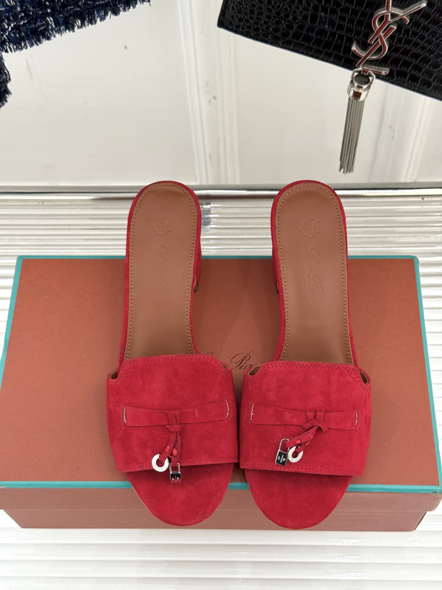 
Loro Piana/ LP 经典复古绝美
吊坠粗跟平底拖鞋
简约即时髦 松弛的高级感
感受夏日感高级