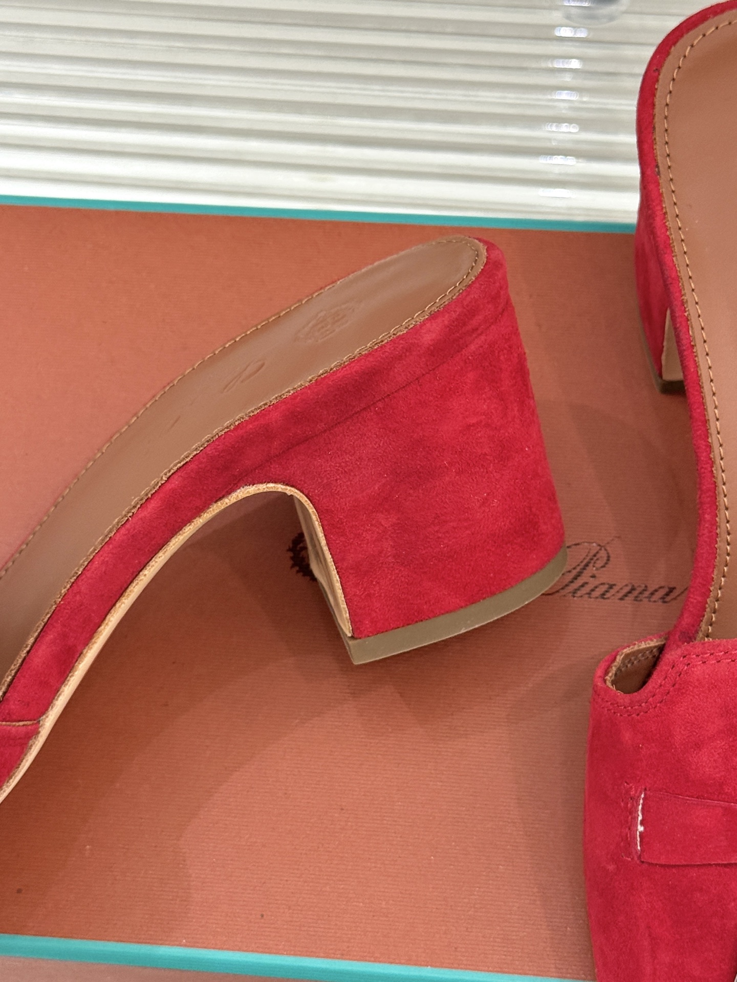 
Loro Piana/ LP 经典复古绝美
吊坠粗跟平底拖鞋
简约即时髦 松弛的高级感
感受夏日感高级