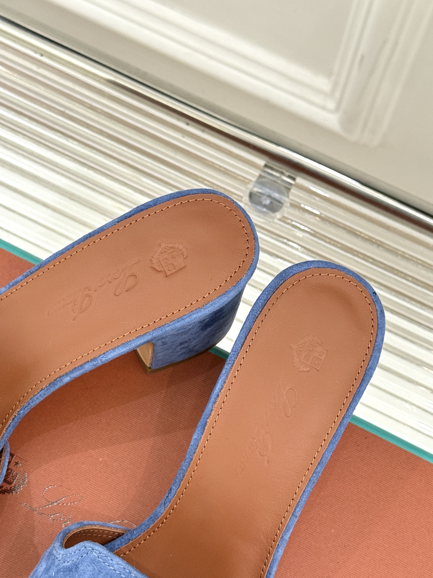 
Loro Piana/ LP 经典复古绝美
吊坠粗跟平底拖鞋
简约即时髦 松弛的高级感
感受夏日感高级