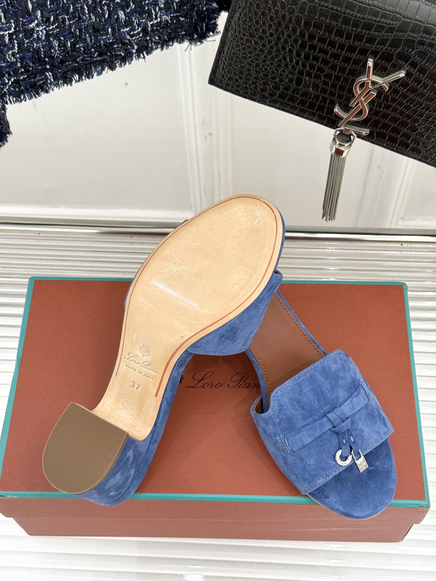 
Loro Piana/ LP 经典复古绝美
吊坠粗跟平底拖鞋
简约即时髦 松弛的高级感
感受夏日感高级