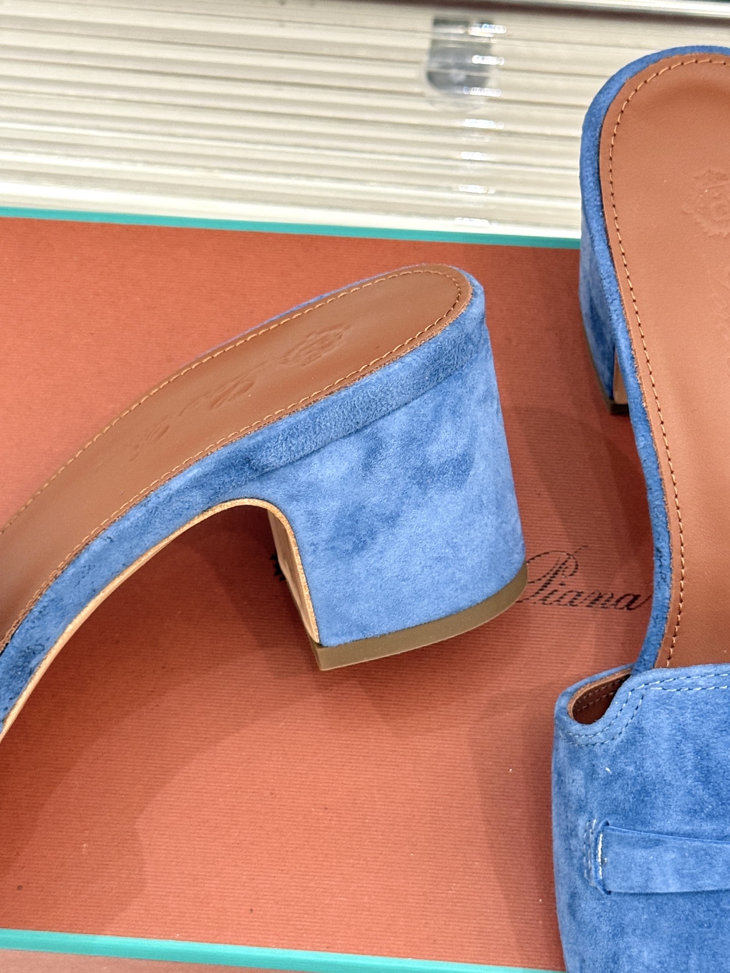 
Loro Piana/ LP 经典复古绝美
吊坠粗跟平底拖鞋
简约即时髦 松弛的高级感
感受夏日感高级