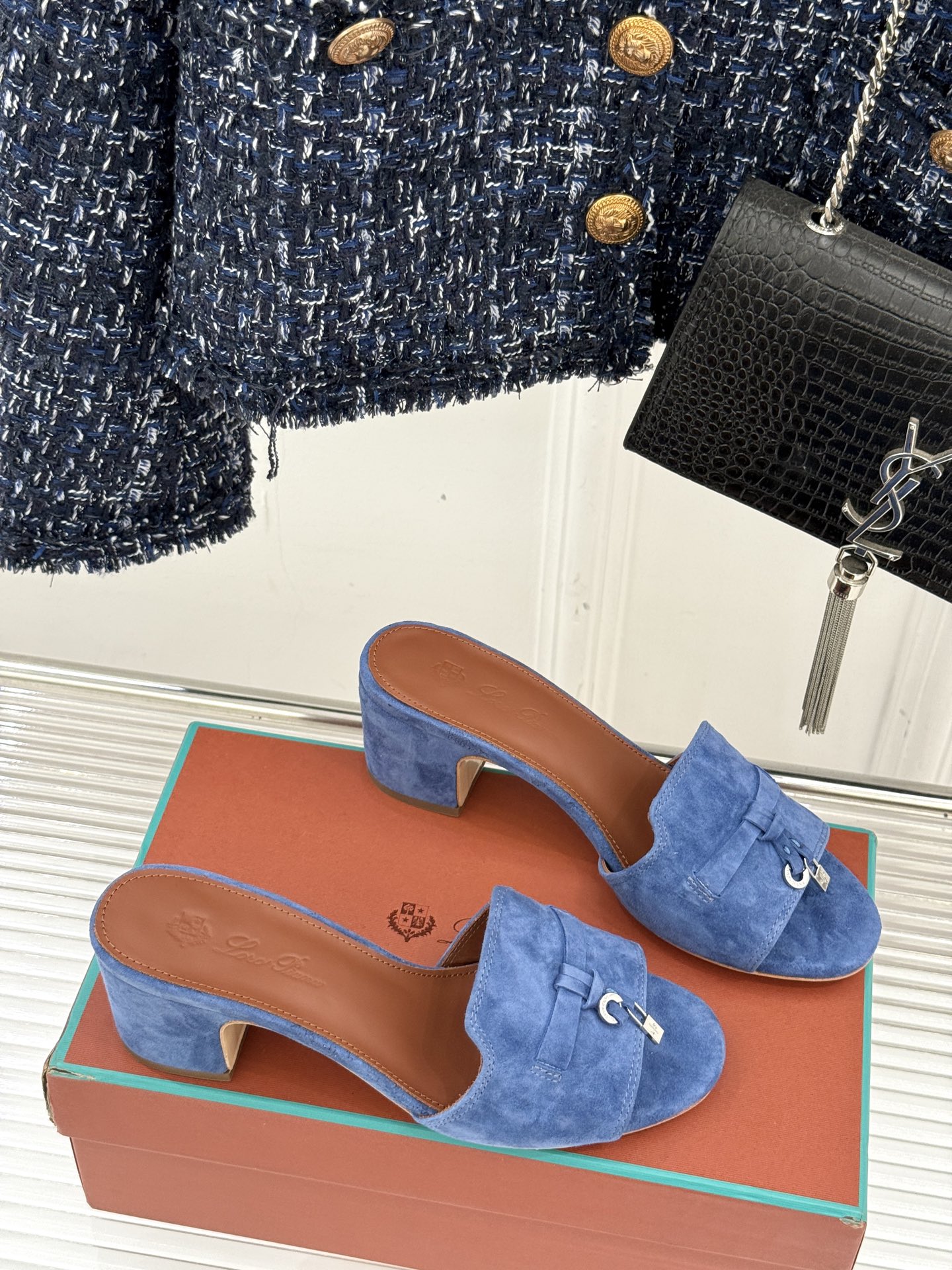 
Loro Piana/ LP 经典复古绝美
吊坠粗跟平底拖鞋
简约即时髦 松弛的高级感
感受夏日感高级