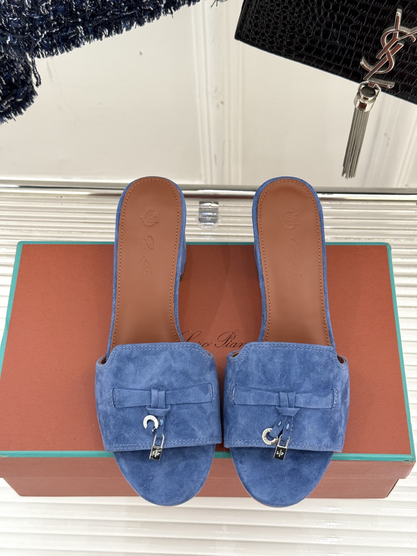 
Loro Piana/ LP 经典复古绝美
吊坠粗跟平底拖鞋
简约即时髦 松弛的高级感
感受夏日感高级