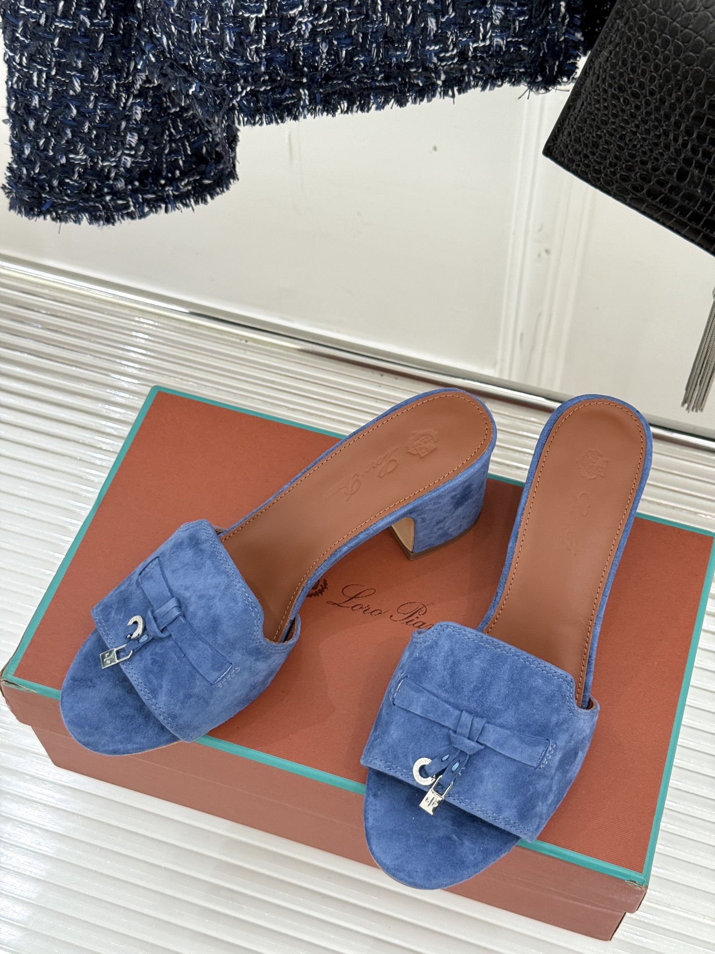 
Loro Piana/ LP 经典复古绝美
吊坠粗跟平底拖鞋
简约即时髦 松弛的高级感
感受夏日感高级