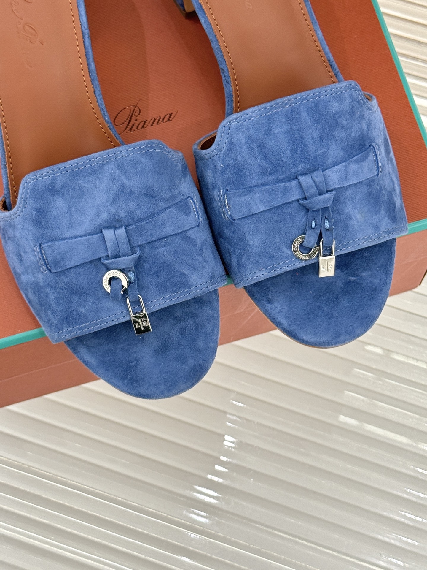 
Loro Piana/ LP 经典复古绝美
吊坠粗跟平底拖鞋
简约即时髦 松弛的高级感
感受夏日感高级