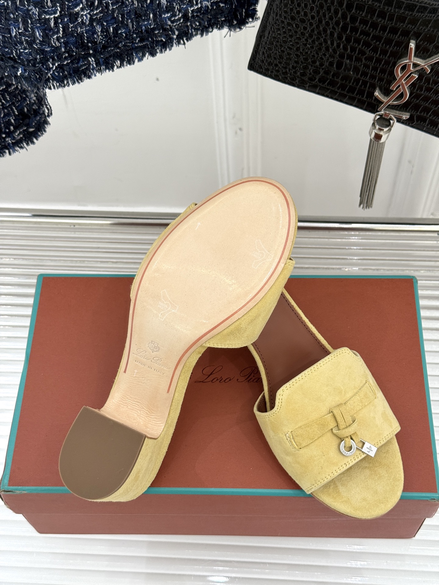 
Loro Piana/ LP 经典复古绝美
吊坠粗跟平底拖鞋
简约即时髦 松弛的高级感
感受夏日感高级