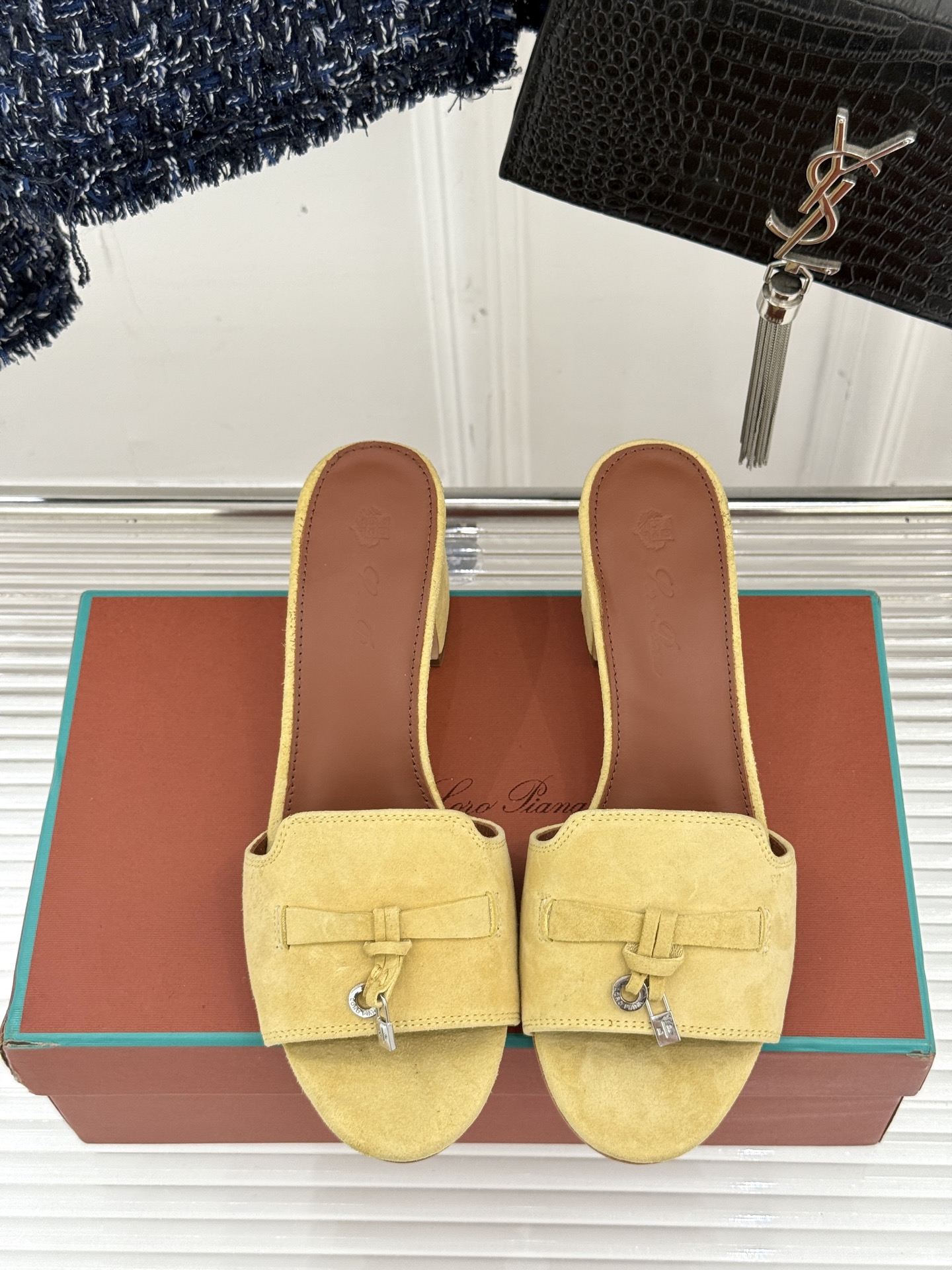 
Loro Piana/ LP 经典复古绝美
吊坠粗跟平底拖鞋
简约即时髦 松弛的高级感
感受夏日感高级