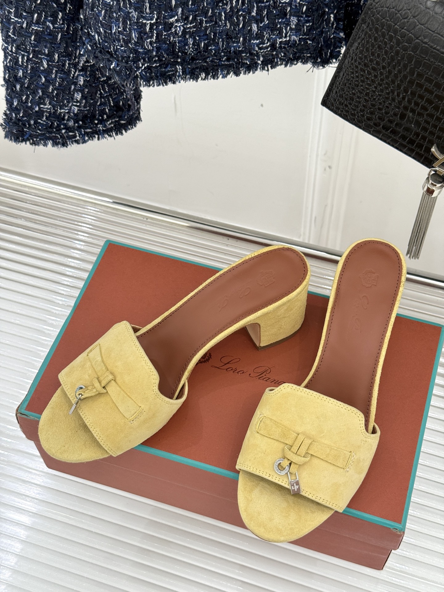 
Loro Piana/ LP 经典复古绝美
吊坠粗跟平底拖鞋
简约即时髦 松弛的高级感
感受夏日感高级