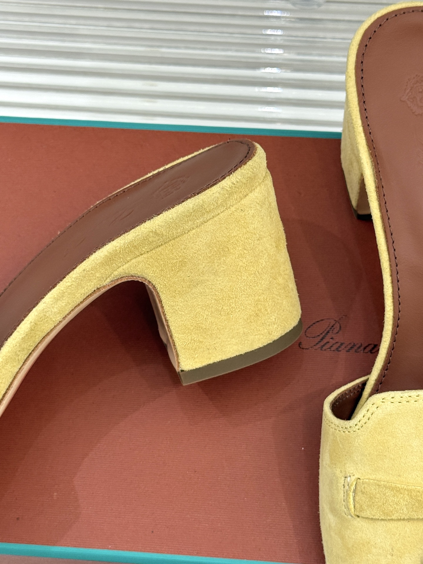 
Loro Piana/ LP 经典复古绝美
吊坠粗跟平底拖鞋
简约即时髦 松弛的高级感
感受夏日感高级