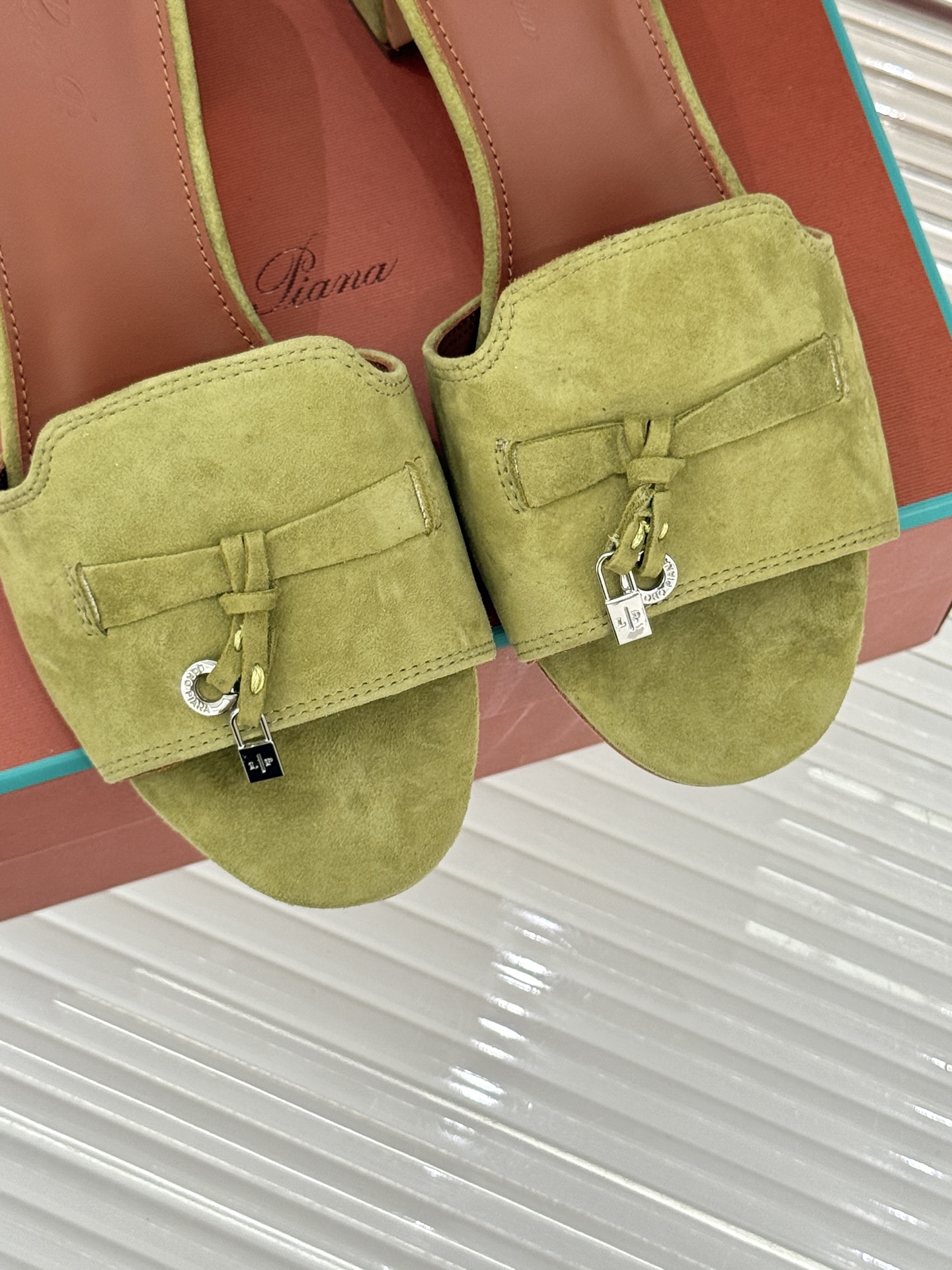 
Loro Piana/ LP 经典复古绝美
吊坠粗跟平底拖鞋
简约即时髦 松弛的高级感
感受夏日感高级