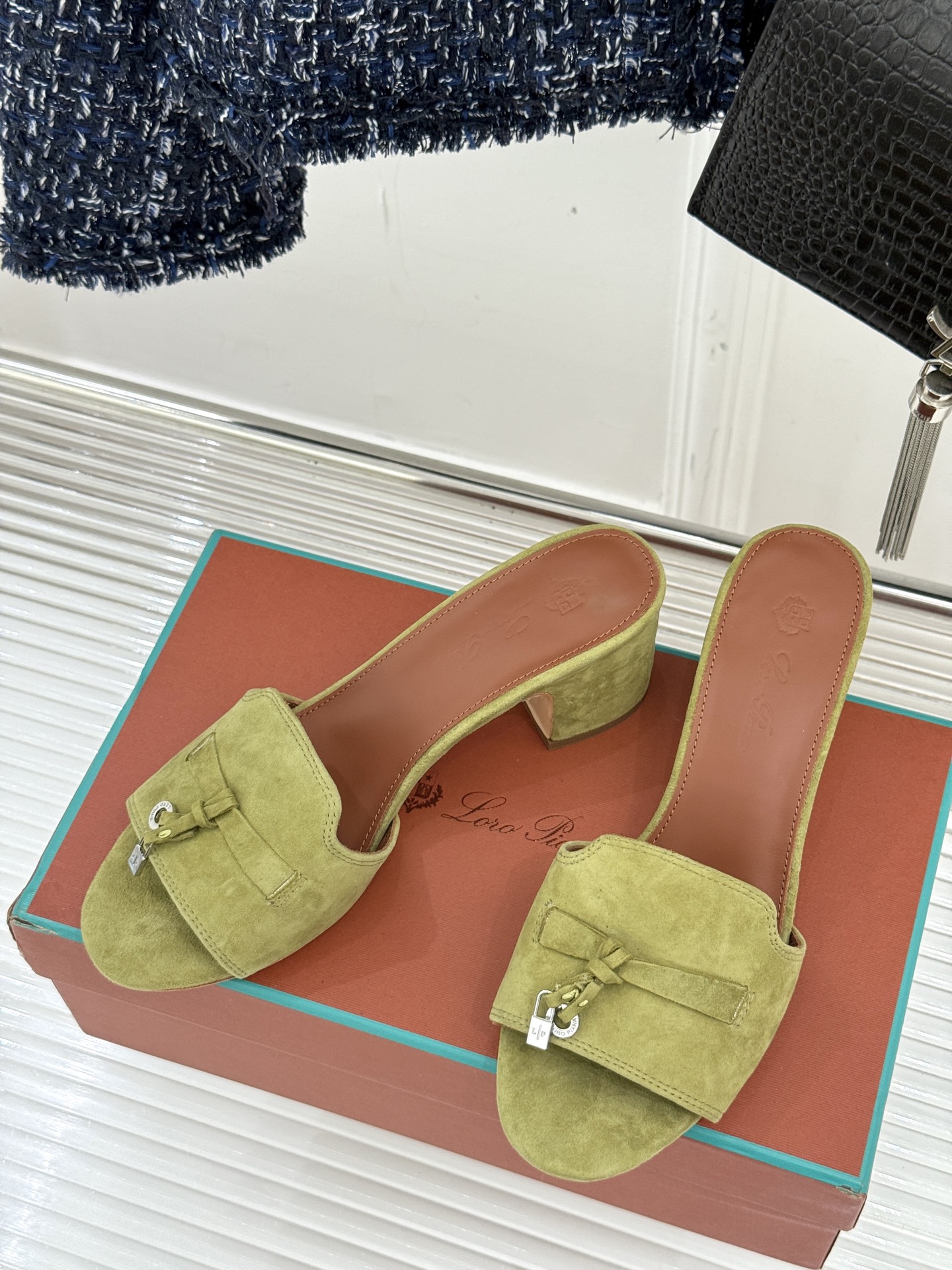 
Loro Piana/ LP 经典复古绝美
吊坠粗跟平底拖鞋
简约即时髦 松弛的高级感
感受夏日感高级